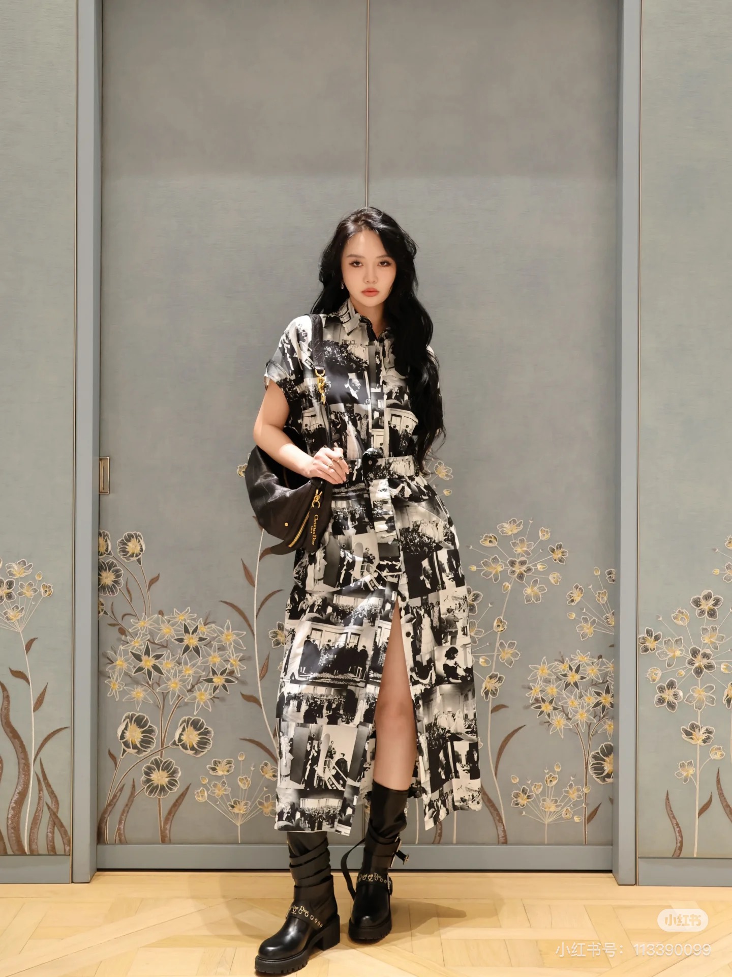 NO:318062,Dio*2025 early spring new printed belt shirt skirt customized YB twill cotton material breathable and comfortable, full texture The dress is highlighted by old photos, full of black and white scenes of the last century, retro and tone, upper body small standing collar falling shoulder short-sleeved shirt style, modify arm lines, and add more elegant atmosphere. The wide belt of the cloth is divided into a good proportion of long legs. The umbrella-shaped long skirt is accommodating the figure. The upper body is brilliant and fashionable. The formal occasions show more temperament and style. SML,,dior, skirts,shirts,T-shirts,alexander wang19860909批Dio*2025早春新品印花腰带衬衫裙 定制YB斜纹全棉材质 透气舒适 质感十足 连衣裙通体以老照片为亮点 满印上世纪黑白场景 复古有调性 上身小立领落肩短袖衬衫版型 修饰手臂线条 更添优雅气息 本布宽腰带作分割 穿出长腿好比例 伞状长裙摆包容身材 上身出彩时髦 约会出席正式场合更显气质风格 SML,,dior,skirts,shirts,T-shirt,alexander wang,Women's clothing