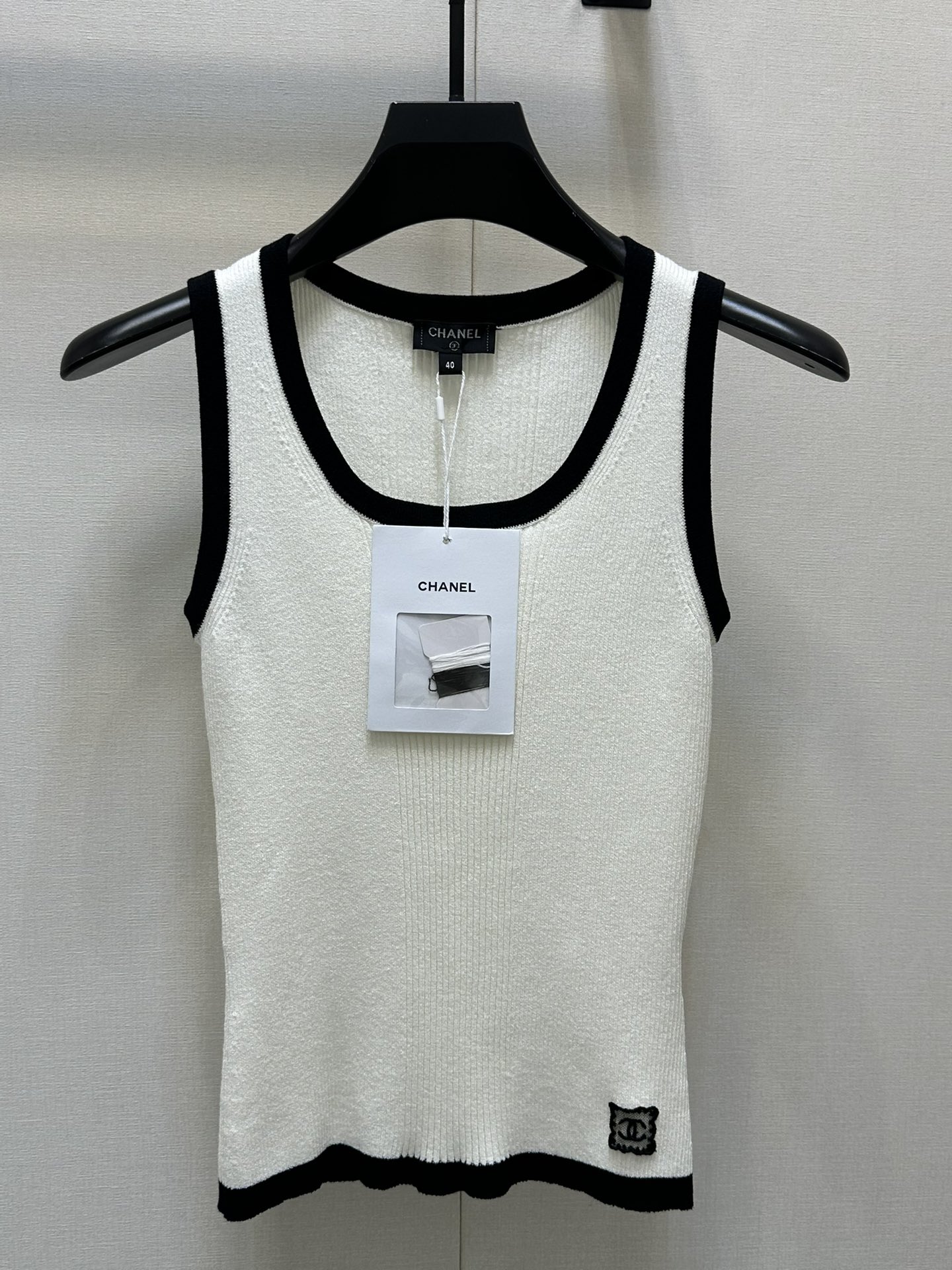 NO:331651,Chane*2025 new product edging contrast knitted vest custom YB wool yarn wool, comfortable and soft, elastic, U-neck knitted vest cut, neck cuffs and hem are edged with contrasting threads, ready-to-wear using advanced needlework technology, vertical pit strips modify the body, visual slim effect is excellent, combined with hem embroidered lace double C pattern logo, add a sweet and literary atmosphere to a simple outfit, can easily show the high street style, slim and fashionable, all seasons are single-wearing, 2 colors 36 38 40,,chanel,alexander wang19860909批Chane*2025新品包边撞色针织背心 定制YB羊毛纱线织造 舒适软糯 弹力十足 U领针织背心裁剪 领口袖口和下摆以撞色螺纹包边 成衣选用高级走针工艺 竖坑条修饰身形 视觉显瘦效果一绝 配合下摆刺绣蕾丝双C花纹徽标 为简易穿搭增添甜美文艺气息 就能轻松彰显高街风格 修身版型 显瘦时髦 四季单穿叠穿都 2色 36 38 40,,chanel,alexander wang,Women's clothing