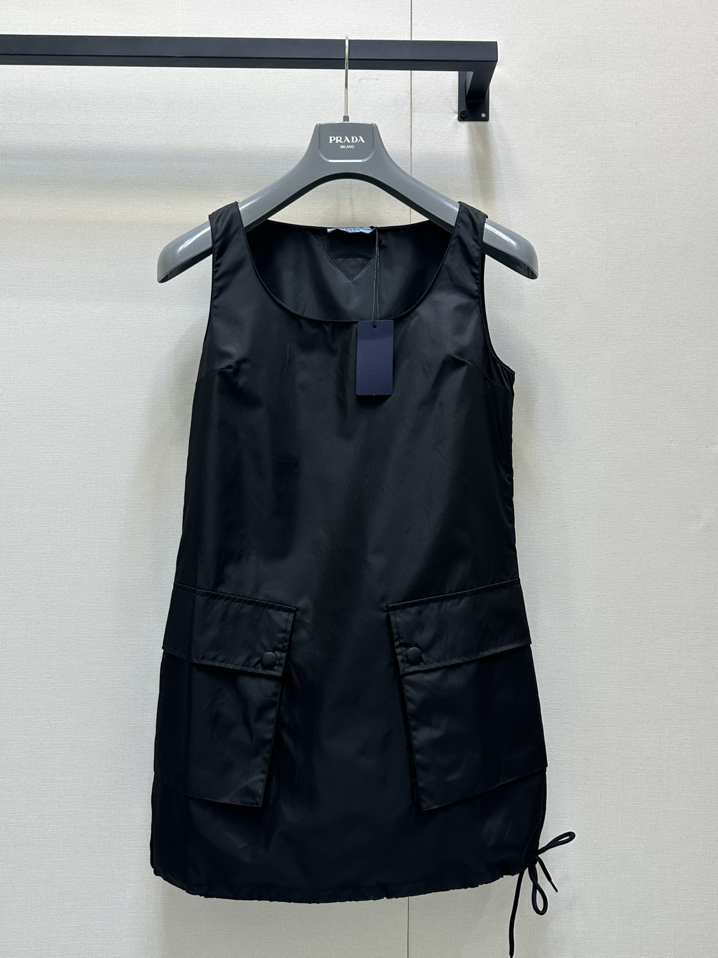 NO:420238,Prad* 25Ss early spring new style, inverted triangle logo solid color sleeveless vest skirt丨Exclusive yb development!  High-end production!  It uses customized light nylon fabric, which has a delicate touch, comfortable and draped feel. The cool tones are very easy to match with!  Customized logo hardware, exquisite workmanship inside and outside, looks good when worn alone or layered T-shirts and shirts!  Spot SML large-scale real shots, prada, skirts, tees, t-shirt, alexander wang19860909Prad* 25Ss早春新款 倒三角徽标纯色无袖背心裙丨独家yb开发！高版出品！采用定制的轻盈尼龙面料,手感细腻,穿着舒适也有垂坠感,冷色调高级黑非常好搭配！定制的logo五金,里外做工精致,单穿或者叠搭T恤、衬衣都好看！现货SML大货实拍,,prada,skirts,tees，t-shirt,alexander wang,Women's clothing