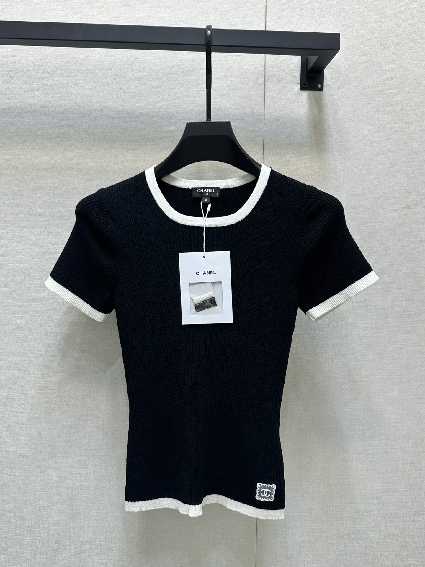 NO:331656,Chane*2025 new product edging contrast knitted short sleeves Customized YB wool yarn wool yarn wool, comfortable and soft, elastic, U-neck knitted vest cut, neck cuffs and hem are edged with contrasting threads, ready-to-wear using advanced needlework technology, vertical pit strips modify the body, visual slim effect is excellent, combined with hem embroidered lace double C pattern logo, add a sweet and literary atmosphere to a simple outfit, can easily show the high street style, slim and fashionable, all seasons are single-wearing, 2 colors 36 38 40,,chanel,T-shirt,alexander wang19860909批Chane*2025新品包边撞色针织短袖 定制YB羊毛纱线织造 舒适软糯 弹力十足 U领针织背心裁剪 领口袖口和下摆以撞色螺纹包边 成衣选用高级走针工艺 竖坑条修饰身形 视觉显瘦效果一绝 配合下摆刺绣蕾丝双C花纹徽标 为简易穿搭增添甜美文艺气息 就能轻松彰显高街风格 修身版型 显瘦时髦 四季单穿叠穿都 2色 36 38 40,,chanel,T-shirt,alexander wang,Women's clothing