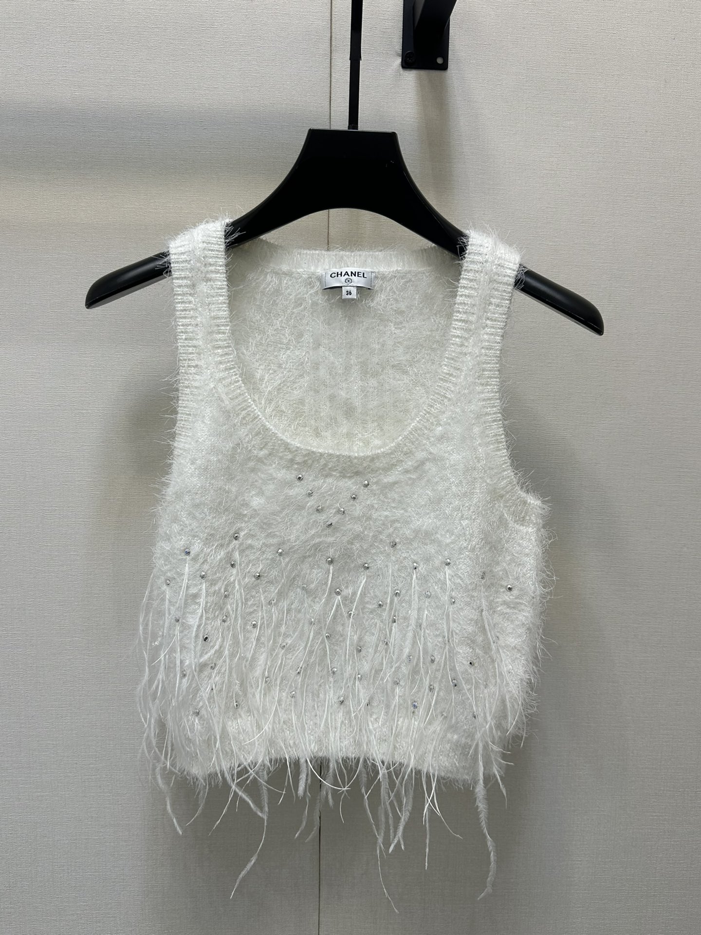 NO:331662,Batch Chane* 25P Early Spring New Style Rhinestone White Feather Spliced ​​Knitted Vest. Original Development!  High-end production!  Cashmere yarn weaving, comfortable, soft and elastic, U-shaped round neck knitted vest cut, ready-to-wear using advanced needlework, original 1:1 replica fixed-point positioning rhinestone decoration, layered feather design at the hem, delicate and rich, more fairy-like, adding shape to simple outfits, slim fit, inclusive figure, simple decoration, can easily show the playful girl style, all seasons of wear items. Pre-sale 2-3 days, chanel, alexander wang19860909批 Chane* 25P早春新款 水钻白色羽毛拼接针织背心.原版开发！高版出品！羊绒纱线织造 舒适软糯 弹力十足 U形圆领针织背心裁剪 成衣选用高级走针工艺 胸前和后背原版1:1复刻定点定位水钻装饰 下摆增加层层叠叠的羽毛设计 细腻丰富更显仙气飘飘 为简易穿搭增添造型 修身版型 包容身材 简单装饰 就能轻松彰显俏皮女生风格 四季通穿单品.预售2-3天出大货,,chanel,alexander wang,Women's clothing