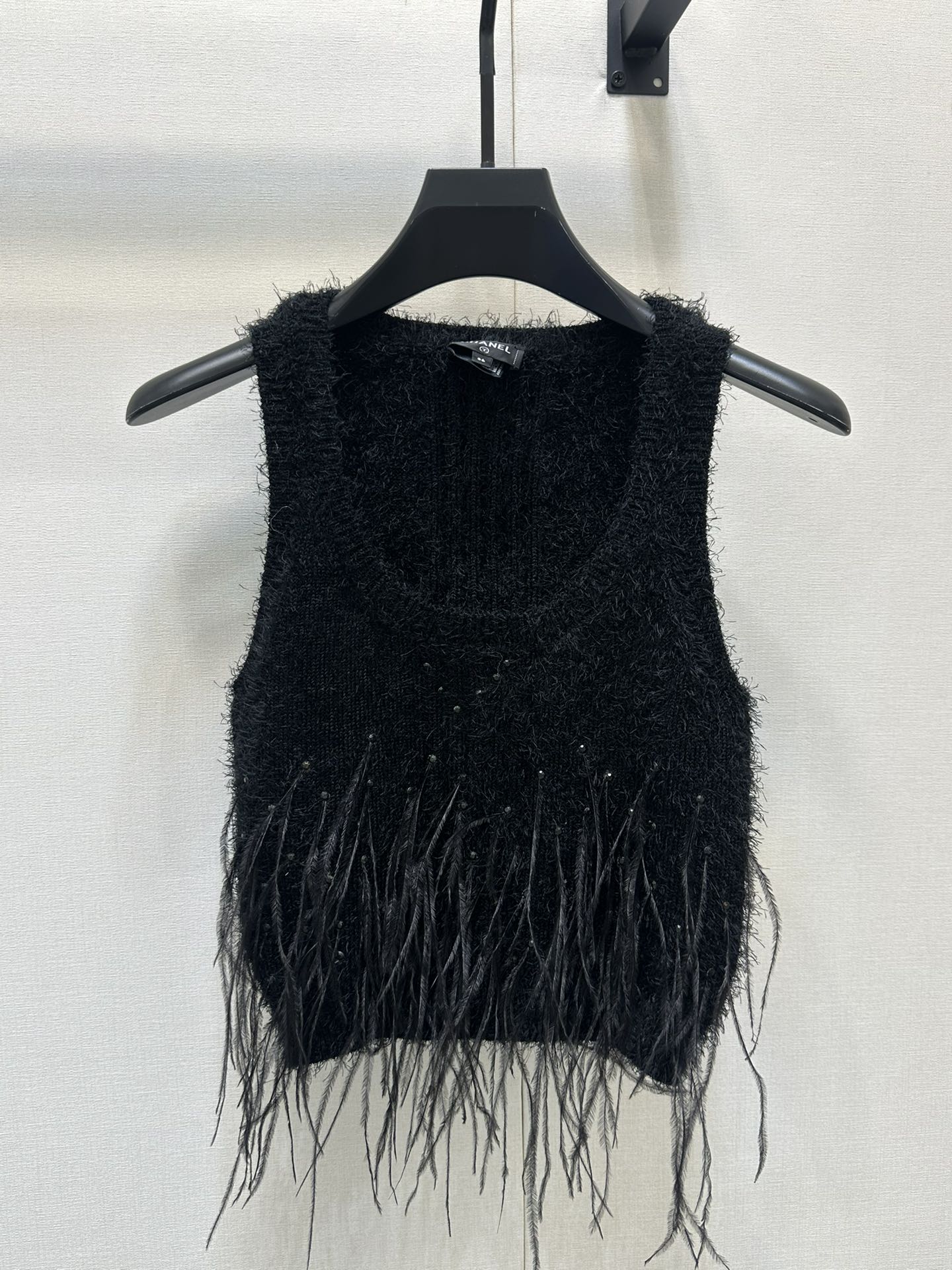 NO:331643,Batch Chane* 25P Early Spring New Style Rhinestone White Feather Spliced ​​Knitted Vest. Original Development!  High-end production!  Cashmere yarn weaving, comfortable, soft and elastic, U-shaped round neck knitted vest cut, ready-to-wear using advanced needlework, original 1:1 replica fixed-point positioning rhinestone decoration, layered feather design at the hem, delicate and rich, more fairy-like, adding shape to simple outfits, slim fit, inclusive figure, simple decoration, can easily show the playful girl style, all seasons of wear items. Pre-sale 2-3 days, chanel, alexander wang19860909批 Chane* 25P早春新款 水钻白色羽毛拼接针织背心.原版开发！高版出品！羊绒纱线织造 舒适软糯 弹力十足 U形圆领针织背心裁剪 成衣选用高级走针工艺 胸前和后背原版1:1复刻定点定位水钻装饰 下摆增加层层叠叠的羽毛设计 细腻丰富更显仙气飘飘 为简易穿搭增添造型 修身版型 包容身材 简单装饰 就能轻松彰显俏皮女生风格 四季通穿单品.预售2-3天出大货,,chanel,alexander wang,Women's clothing