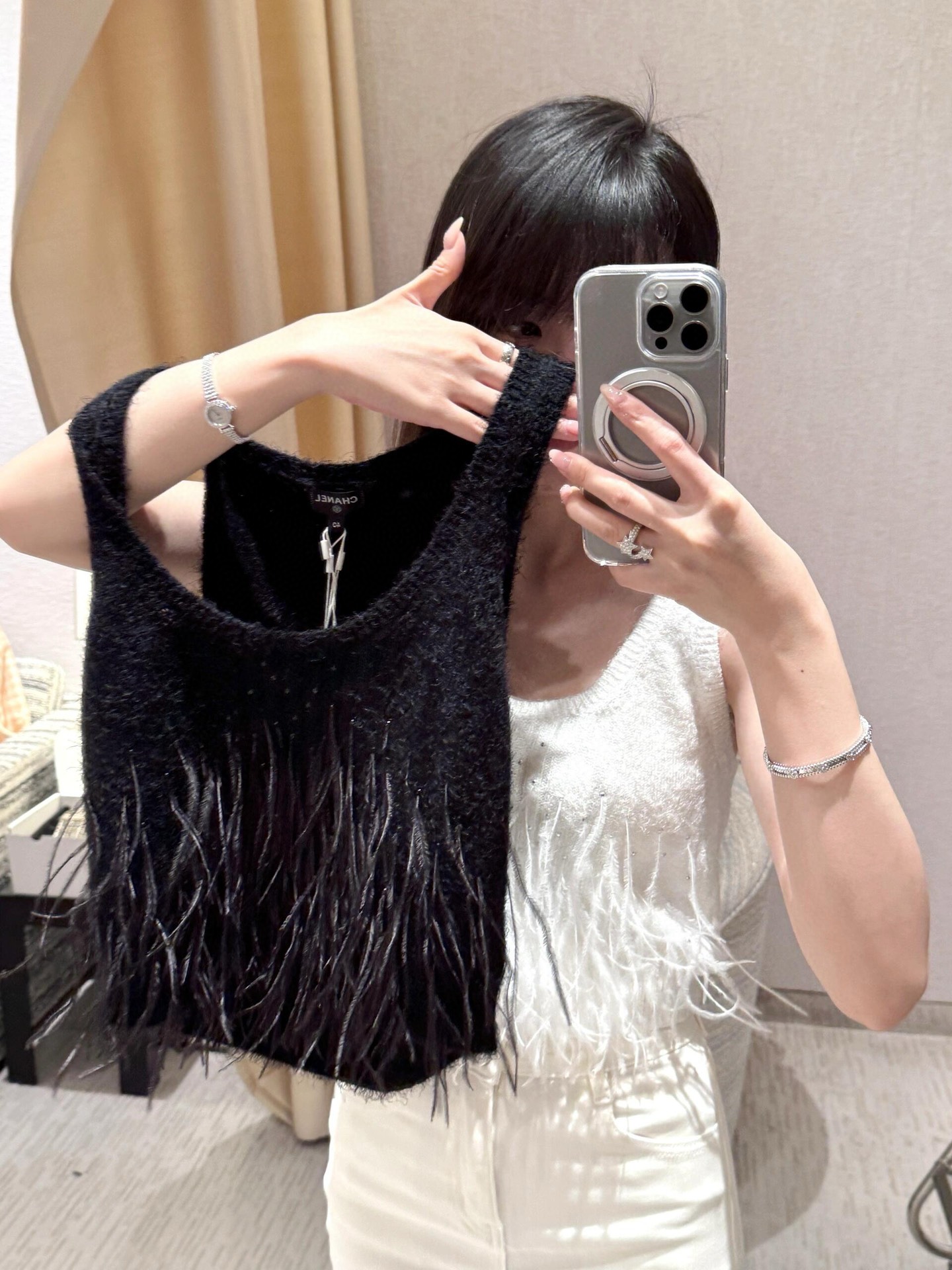 NO:319341,Batch Chane* 25P Early Spring New Style Rhinestone White Feather Spliced ​​Knitted Vest. Original Development!  High-end production!  Cashmere yarn weaving, comfortable, soft and elastic, U-shaped round neck knitted vest cut, ready-to-wear using advanced needlework, original 1:1 replica fixed-point positioning rhinestone decoration, layered feather design at the hem, delicate and rich, more fairy-like, adding shape to simple outfits, slim fit, inclusive figure, simple decoration, can easily show the playful girl style, all seasons of wear items. Pre-sale 2-3 days, chanel, alexander wang19860909批 Chane* 25P早春新款 水钻白色羽毛拼接针织背心.原版开发！高版出品！羊绒纱线织造 舒适软糯 弹力十足 U形圆领针织背心裁剪 成衣选用高级走针工艺 胸前和后背原版1:1复刻定点定位水钻装饰 下摆增加层层叠叠的羽毛设计 细腻丰富更显仙气飘飘 为简易穿搭增添造型 修身版型 包容身材 简单装饰 就能轻松彰显俏皮女生风格 四季通穿单品.预售2-3天出大货,,chanel,alexander wang,Women's clothing