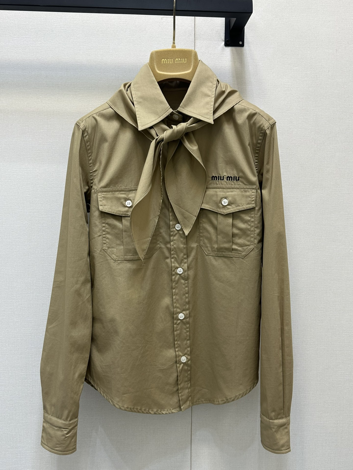 NO:328790,Miumi* 25Ss Spring and Summer New Style Boy Scout Series Scarf Bow Tie Shirt. Made of Silk Cotton Original Development!  High-end production!  A must-have artifact for fashionable top students to reduce their age!  The cute girlish bow tie can also be removed as a headscarf!  Double pocket design can be sweet and salty, and has aging-reducing product!  The classic style is versatile and not picky!  Custom silk cotton fabric is soft and skin-friendly!  Workmanship quality depends on the details. Spot SML large-scale real photos, miumiu,shirts, real silk, alexander wang19860909Miumi* 25Ss春夏新款 童子军系列围巾领结衬衫.采用真丝棉材质 原版开发！高版出品！时髦尖子生减龄必备神器！可爱少女风领结也可拆卸当头巾！双口袋设计可甜可盐气质减龄单品！经典版型百搭不挑人！定制真丝棉面料 柔软亲肤！做工品质看细节.现货SML大货实拍,,miumiu,shirts,real silk,alexander wang,Women's clothing