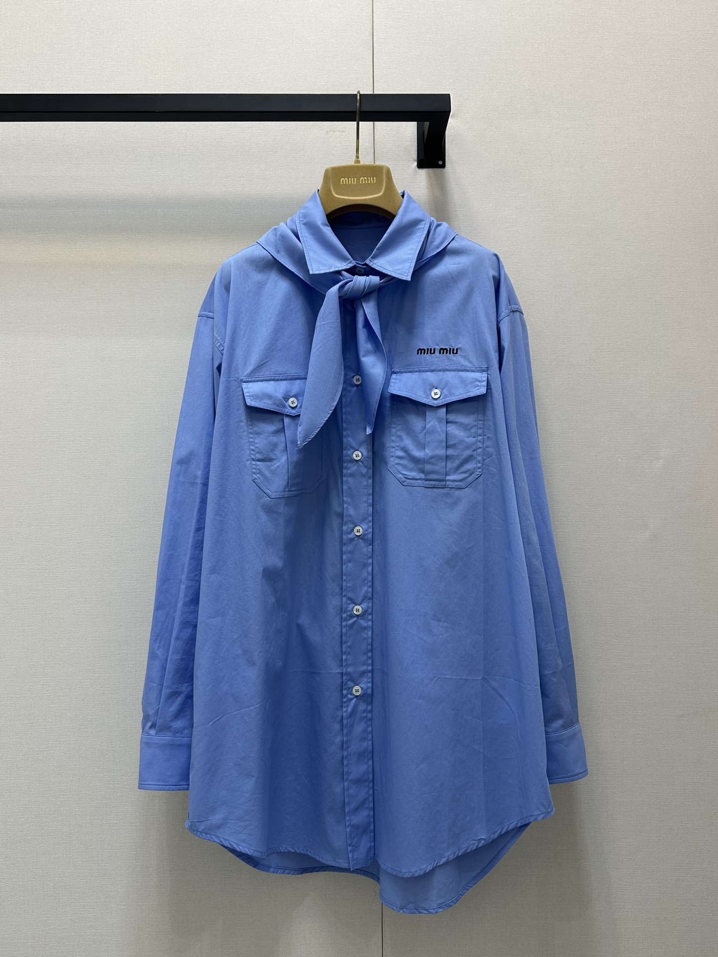 NO:328797,Miumi* 25Ss Spring and Summer New Style Boy Scout Series Scarf Bow Tie Shirt. Made of Silk Cotton Original Development!  High-end production!  A must-have artifact for fashionable top students to reduce their age!  The cute girlish bow tie can also be removed as a headscarf!  Double pocket design can be sweet and salty, and has aging-reducing product!  Loose and versatile style is not picky!  Custom silk cotton fabric is soft and skin-friendly!  Workmanship quality depends on the details. Spot SML large-scale real photos, miumiu,shirts, real silk, alexander wang19860909Miumi* 25Ss春夏新款 童子军系列围巾领结衬衫.采用真丝棉材质 原版开发！高版出品！时髦尖子生减龄必备神器！可爱少女风领结也可拆卸当头巾！双口袋设计可甜可盐气质减龄单品！宽松版型百搭不挑人！定制真丝棉面料 柔软亲肤！做工品质看细节.现货SML大货实拍,,miumiu,shirts,real silk,alexander wang,Women's clothing