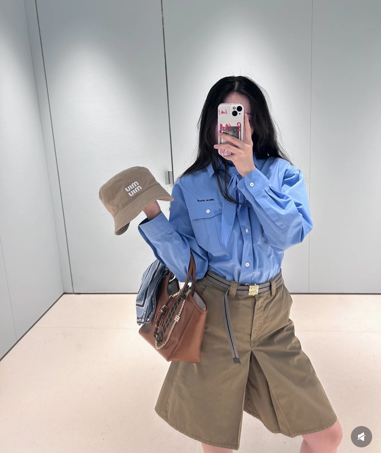 NO:318061,Miumi* 25Ss Spring and Summer New Style Boy Scout Series Scarf Bow Tie Shirt. Made of Silk Cotton Original Development!  High-end production!  A must-have artifact for fashionable top students to reduce their age!  The cute girlish bow tie can also be removed as a headscarf!  Double pocket design can be sweet and salty, and has aging-reducing product!  Loose and versatile style is not picky!  Custom silk cotton fabric is soft and skin-friendly!  Workmanship quality depends on details. Spot SML, miumiu,shirts,real silk,alexander wang19860909批Miumi* 25Ss春夏新款 童子军系列围巾领结衬衫.采用真丝棉材质 原版开发！高版出品！时髦尖子生减龄必备神器！可爱少女风领结也可拆卸当头巾！双口袋设计可甜可盐气质减龄单品！宽松版型百搭不挑人！定制真丝棉面料 柔软亲肤！做工品质看细节.现货SML,,miumiu,shirts,real silk,alexander wang,Women's clothing