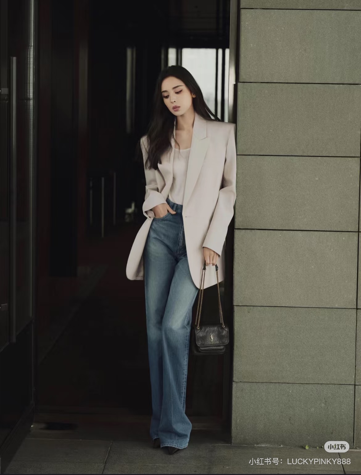 NO:319357,Saintlaurent*25 new straight jean trousers, customized YB twill cotton denim material, comfortable and elastic, high-waist straight trousers, more leg length, better proportion, high-quality, classic washing blue, details increase elegance and noble temperament, original mold opening hardware buckle, highlight the brand's low-key luxury tone, can be easily controlled whether it is daily travel or leisure time, all seasons are versatile. SML,,saint laurent,alexander wang19860909批Saintlaurent*25新款直筒牛仔长裤 定制YB斜纹棉牛仔材质 穿搭舒适弹力 高腰直筒长裤版型 更显腿长好比例 品相高级 经典水洗蓝 细节增加优雅贵气质感 原版开模五金扣 彰显品牌低调奢华调性 无论是日常出行还是休闲时光 都能轻松驾驭 四季百搭款.SML,,saint laurent,alexander wang,Women's clothing