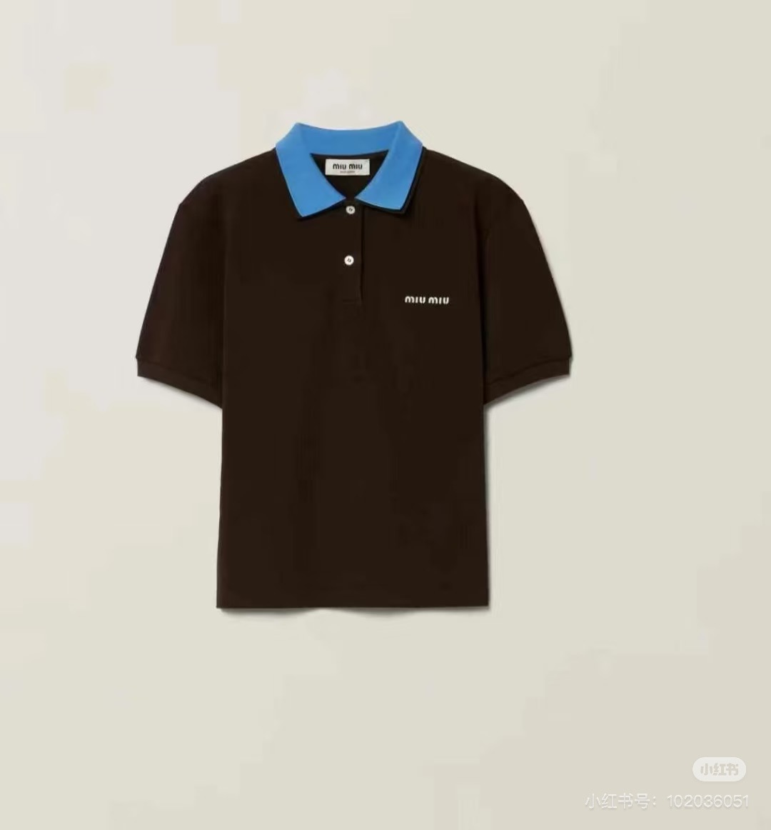 NO:319337,MiuMi* 25Ss spring and summer new style contrasting double-layer collar design positioned embroidered letter polo shirt. Original development!  High-end production!  Love the fashionable style of intellectuals!  Loose short style stylish essentials unlock all outfits!  Customized ribbed collars are fashionable and high-end!  Highly recommend your own stock SML, miumiu, alexander wang19860909批MiuMi* 25Ss春夏新款 撞色双层领设计定位刺绣字母polo衫.原版开发！高版出品！超爱知识分子时髦风！宽松短款版型时髦精必备单品解锁所有穿搭！定制配色罗纹领时髦又高级！强烈推荐自留款,现货SML,,miumiu,alexander wang,Women's clothing