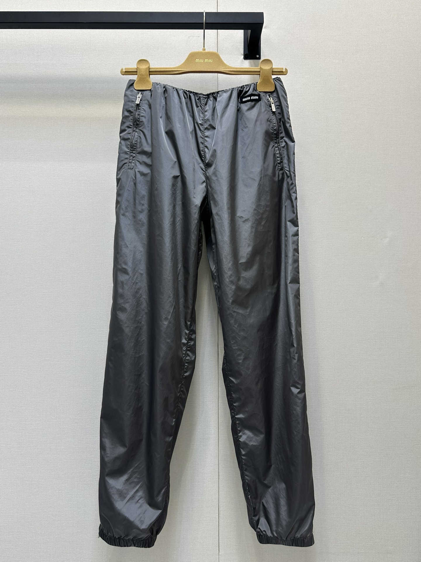 NO:328775,Miu25Ss spring and summer new style nylon casual pants Customized nylon fabric with gloss texture, eye-catching and fashionable layering, matching series with fashionable and handsome upper body, items that can be both sporty and high street, and they are also very good to match separately. Real shot of SML large-scale products, miumiu, alexander wang19860909miu25Ss春夏新款 尼龙休闲裤 定制尼龙面料 自带光泽度的质感 吸睛时髦的层次感 搭配系列上身时髦又帅气十足 既能运动也能高街的单品 分开搭配也很赞 SML大货实拍,,miumiu,alexander wang,Women's clothing