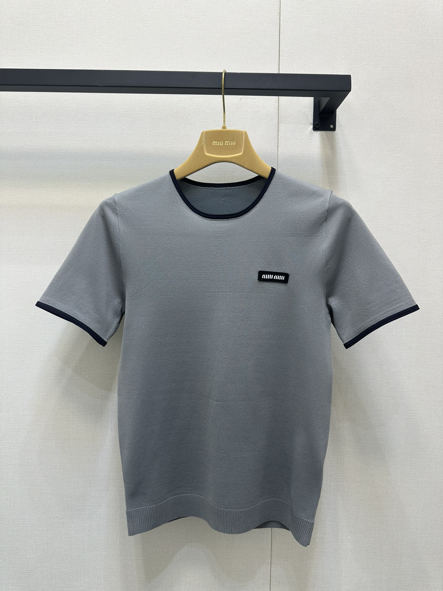 NO:328805,Miu*25Ss early spring new style casual contrast knitted round neck short-sleeved top. Original development!  High-end production!  18-stitch, ultra-fine German imported knitting. Thin small knitting is a must-have for early spring!  The slightly loose upper body perfectly sets off the waist and makes you look taller and thinner!  The custom fabric on the chest logo design has a high texture and comfort!  A very exquisite little knitted detail is online. Sisters, please feel free to enter!  3 colors Spot SML large-scale real shots, miumiu, T-shirt, alexander wang19860909Miu*25Ss早春新款 休闲撞色针织圆领短袖上衣.原版开发！高版出品！18针 超细德国进口针织 薄薄的小针织就是妥妥的早春必备没错了！微微宽松版型上身完美衬托腰身显高显瘦！胸前logo设计定制面料有着高质感的舒适度！很精致的一件小针织细节在线 姐妹们放心入就对了！3色 现货SML大货实拍,,miumiu,T-shirt,alexander wang,Women's clothing