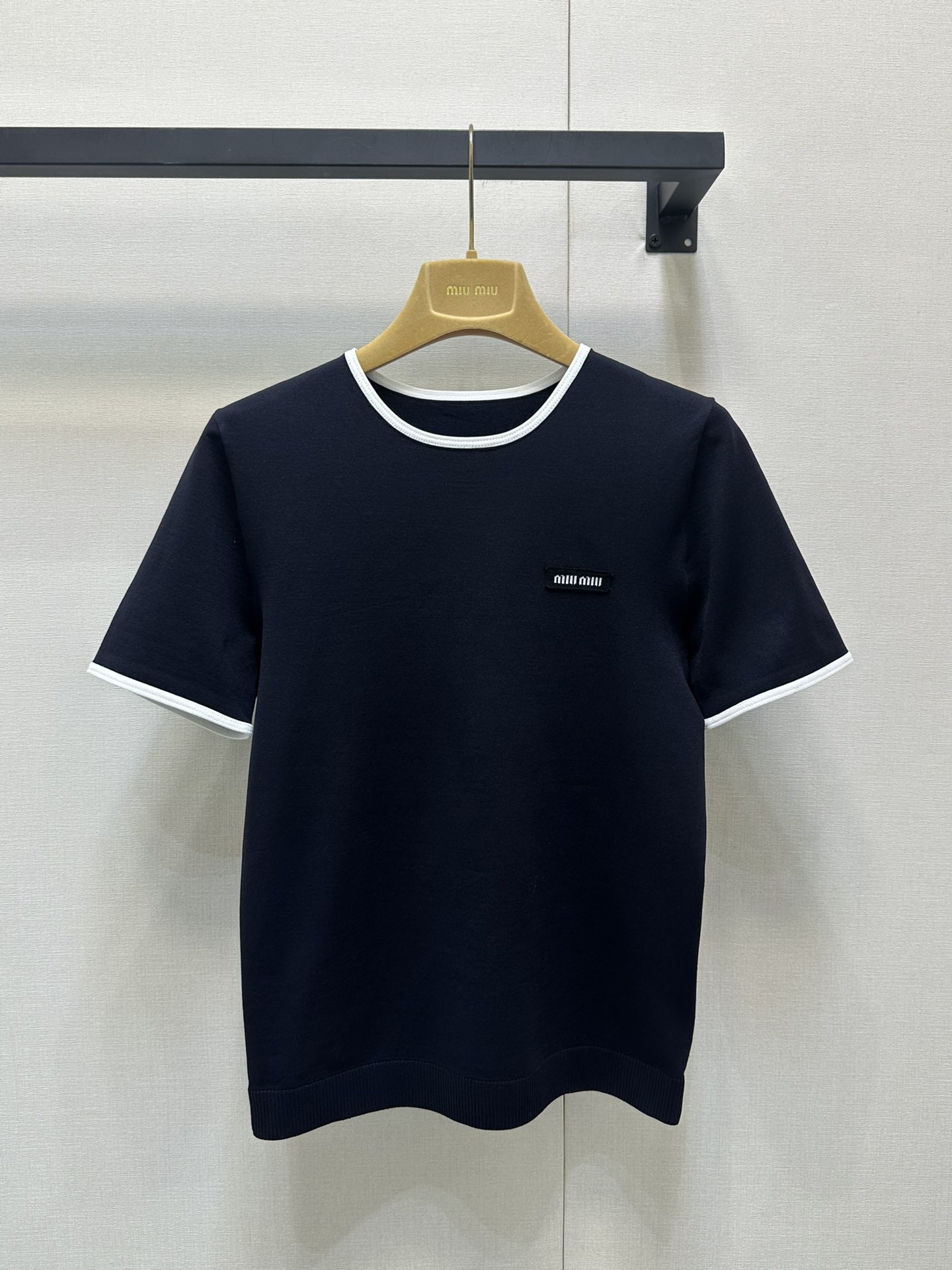 NO:328803,Miu*25Ss early spring new style casual contrast knitted round neck short-sleeved top. Original development!  High-end production!  18-stitch, ultra-fine German imported knitting. Thin small knitting is a must-have for early spring!  The slightly loose upper body perfectly sets off the waist and makes you look taller and thinner!  The custom fabric on the chest logo design has a high texture and comfort!  A very exquisite little knitted detail is online. Sisters, please feel free to enter!  3 colors Spot SML large-scale real shots, miumiu, T-shirt, alexander wang19860909Miu*25Ss早春新款 休闲撞色针织圆领短袖上衣.原版开发！高版出品！18针 超细德国进口针织 薄薄的小针织就是妥妥的早春必备没错了！微微宽松版型上身完美衬托腰身显高显瘦！胸前logo设计定制面料有着高质感的舒适度！很精致的一件小针织细节在线 姐妹们放心入就对了！3色 现货SML大货实拍,,miumiu,T-shirt,alexander wang,Women's clothing