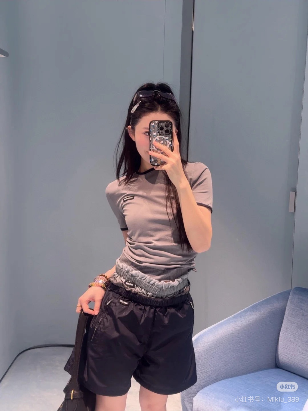 NO:328807,Miu*25Ss early spring new style casual contrast knitted round neck short-sleeved top. Original development!  High-end production!  18-stitch, ultra-fine German imported knitting. Thin small knitting is a must-have for early spring!  The slightly loose upper body perfectly sets off the waist and makes you look taller and thinner!  The custom fabric on the chest logo design has a high texture and comfort!  A very exquisite little knitted detail is online. Sisters, please feel free to enter!  3 colors Spot SML, miumiu, T-shirt, alexander wang19860909Miu*25Ss早春新款 休闲撞色针织圆领短袖上衣.原版开发！高版出品！18针 超细德国进口针织 薄薄的小针织就是妥妥的早春必备没错了！微微宽松版型上身完美衬托腰身显高显瘦！胸前logo设计定制面料有着高质感的舒适度！很精致的一件小针织细节在线 姐妹们放心入就对了！3色 现货SML,,miumiu,T-shirt,alexander wang,Women's clothing