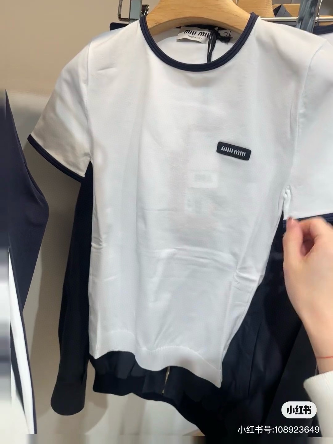 NO:328810,Miu*25Ss early spring new style casual contrast knitted round neck short-sleeved top. Original development!  High-end production!  18-stitch, ultra-fine German imported knitting. Thin small knitting is a must-have for early spring!  The slightly loose upper body perfectly sets off the waist and makes you look taller and thinner!  The custom fabric on the chest logo design has a high texture and comfort!  A very exquisite little knitted detail is online. Sisters, please feel free to enter!  3 colors Spot SML, miumiu, T-shirt, alexander wang19860909Miu*25Ss早春新款 休闲撞色针织圆领短袖上衣.原版开发！高版出品！18针 超细德国进口针织 薄薄的小针织就是妥妥的早春必备没错了！微微宽松版型上身完美衬托腰身显高显瘦！胸前logo设计定制面料有着高质感的舒适度！很精致的一件小针织细节在线 姐妹们放心入就对了！3色 现货SML,,miumiu,T-shirt,alexander wang,Women's clothing