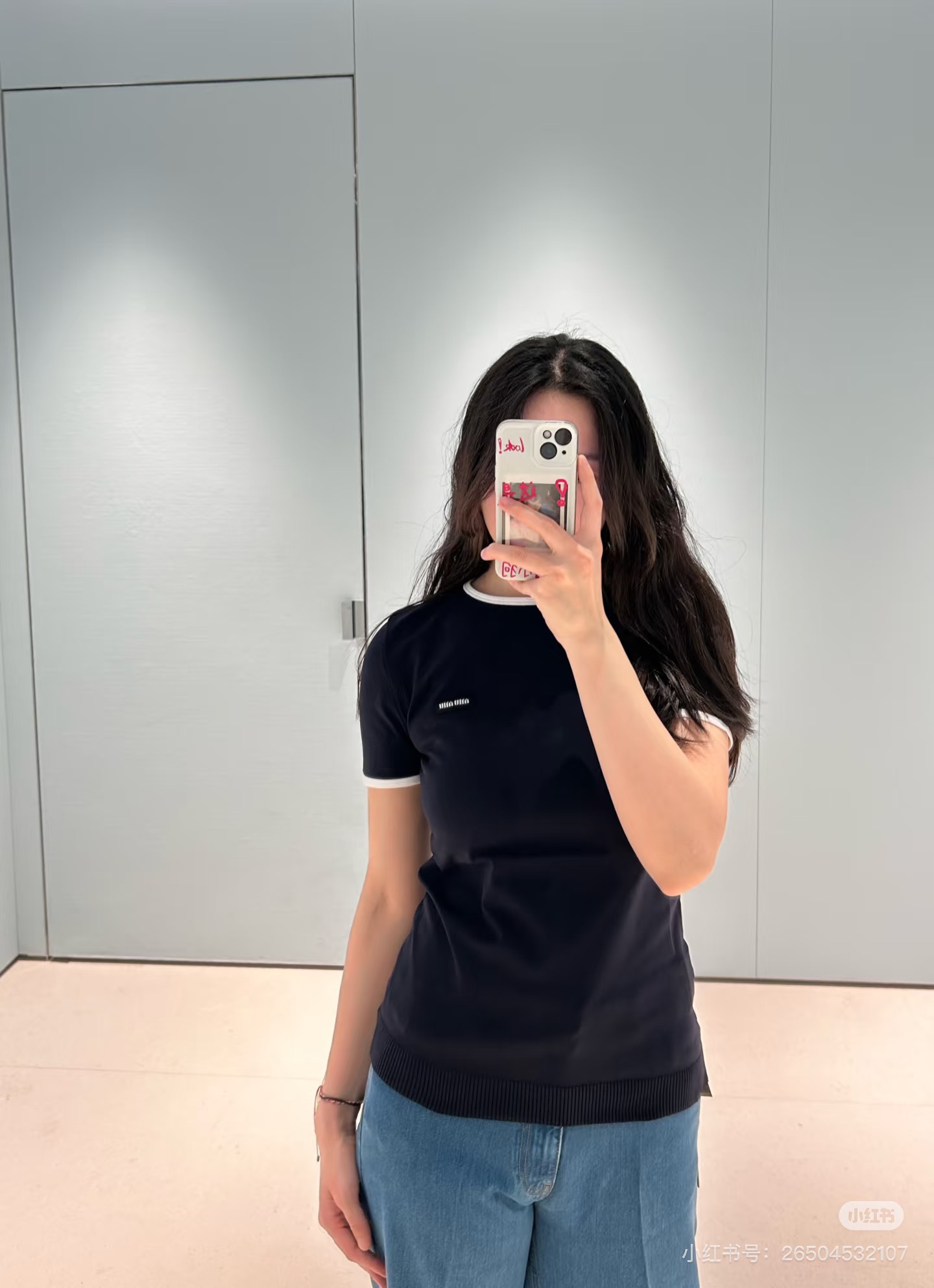 NO:319359,Miu*25Ss early spring new style casual contrast knitted round neck short-sleeved top. Original development!  High-end production!  18-stitch, ultra-fine German imported knitting. Thin small knitting is a must-have for early spring!  The slightly loose upper body perfectly sets off the waist and makes you look taller and thinner!  The custom fabric on the chest logo design has a high texture and comfort!  A very exquisite little knitted detail is online. Sisters, please feel free to enter!  3 colors Spot SML, miumiu, T-shirt, alexander wang19860909批Miu*25Ss早春新款 休闲撞色针织圆领短袖上衣.原版开发！高版出品！18针 超细德国进口针织 薄薄的小针织就是妥妥的早春必备没错了！微微宽松版型上身完美衬托腰身显高显瘦！胸前logo设计定制面料有着高质感的舒适度！很精致的一件小针织细节在线 姐妹们放心入就对了！3色 现货SML,,miumiu,T-shirt,alexander wang,Women's clothing