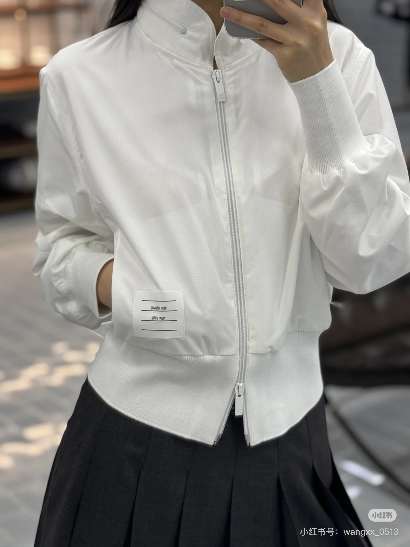 NO:319332,TB 25Ss early spring new style, light and short jacket windbreaker jacket. Original development!  High-end production!  Hidden hooded design, double-head zipper, fabric lightweight, waterproof, comfortable and breathable, combined with the collision design of workwear, windbreaker and sunscreen, customized imported fabric, special materials have a texture, every small detail pays great attention to the right sense of high-end, three-dimensional tailoring, making the upper body of the ready-to-wear more exquisite and fashionable. The real thing is so great. Look at the details with fine workmanship. SML,, jackets & coats, jackets & coats, hats, alexander wang19860909批TB 25Ss早春新款 轻薄短款夹克风衣外套.原版开发！高版出品！ 隐藏式连帽设计,双头拉链 面料轻便防水舒适透气 结合工装与风衣与防晒衣的碰撞设计 定制进口密度进口面料 特殊材质有肌理感 每个小细节都非常注重 恰到好处的高级感 立体剪裁 让成衣上身更为精致洋气 实物太赞啦 做工精细看细节.SML,,jackets & coats,jackets & coats,hats,alexander wang,Women's clothing