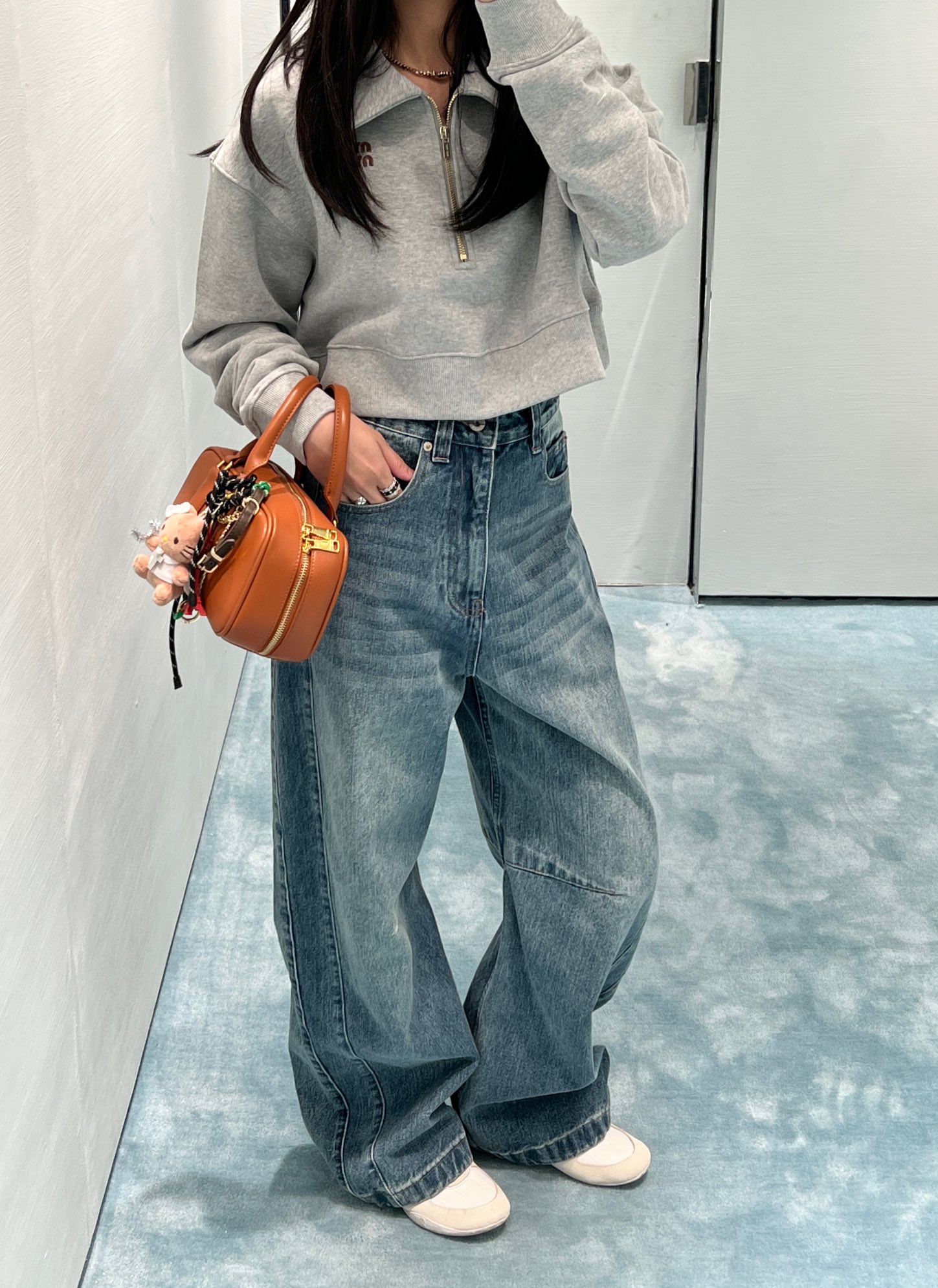 NO:319360,Loewe25Ss early spring new model, sickle-style jeans original development, high-end production. This kind of pants is also called sickle-style banana pants, which has a particularly good effect in hiding flesh and modifying the leg shape. Only the pants are visible on the upper body but not the leg shape!  The overall style is fashionable and fashionable. Just wearing a T-shirt or vest is fashionable and cool girl!  Perfect workmanship quality depends on the details!  Spot SML, loewe, jeans,tees,t-shirt,alexander wang19860909批Loewe25Ss早春新款 镰刀版型牛仔裤原版开发 高版出品.这种裤子也叫镰刀裤 香蕉裤,藏肉和修饰腿型效果特别好,上身只见裤型不见腿型！整体风格洋气时髦,随便穿件T恤或背心都是时尚酷girl！完美做工品质看细节！现货 SML,,loewe,jeans,tees，t-shirt,alexander wang,Women's clothing