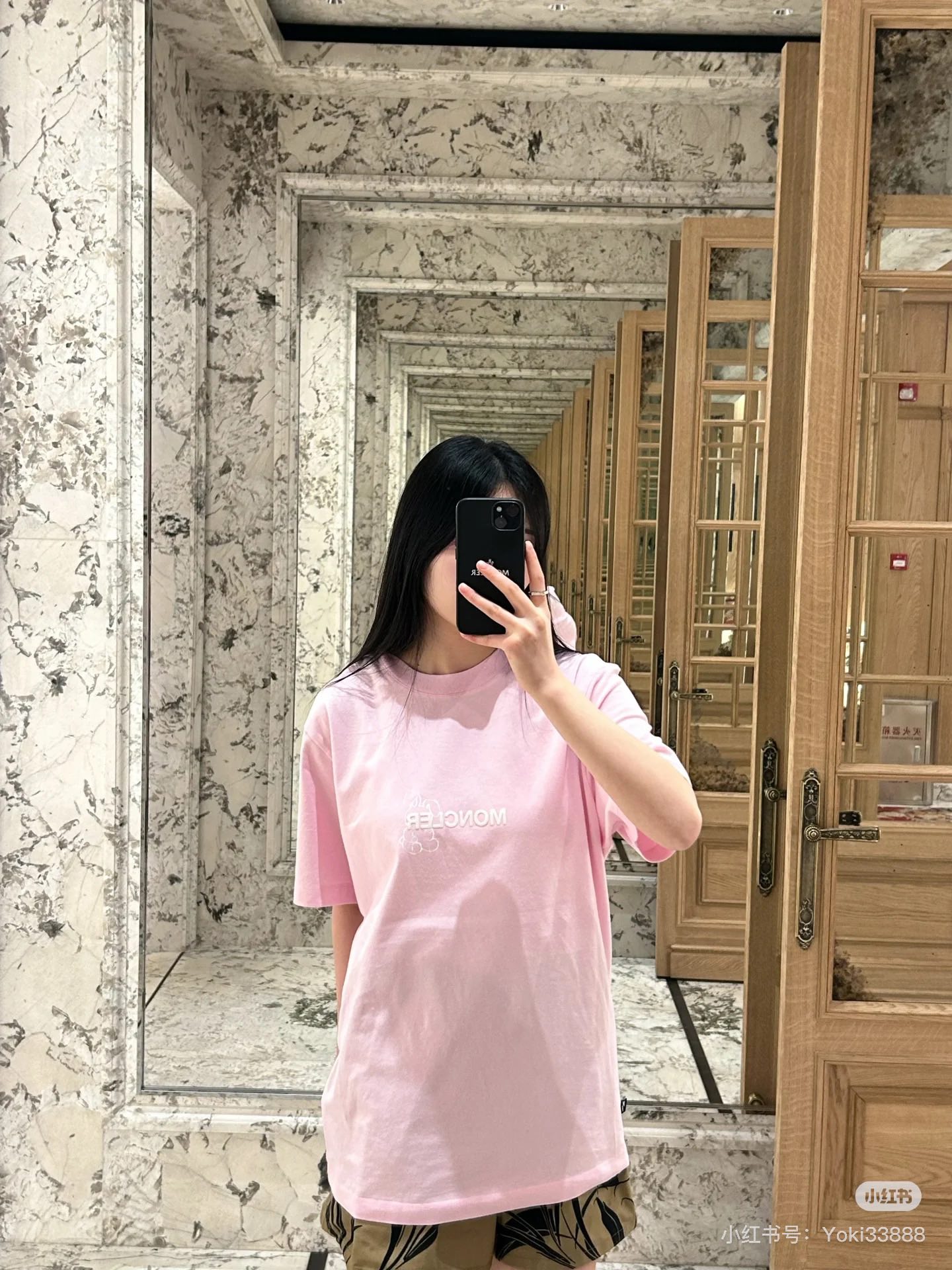 NO:319352,Moncle*2025 new flocked rabbit letters Customized YB native cotton material breathable and comfortable, full texture Loose T-shirt cut highlights the brand style Made of gram-weight pure cotton, full of drape, presents a slim visual effect The front and back sides of the ready-to-wear redefines clear prints using flocking technology outlines the letters and cartoon rabbit patterns Highlights the brand logo pattern Fashion and high-end feel instantly Create a personal style Fashionable and relaxed The inner wear is brilliant and fashionable. 3 colors SML,,tees, t-shirt,alexander wang19860909批 Moncle*2025新品植绒兔子字母 定制YB原生全棉材质 透气舒适 质感十足 宽松T恤裁剪 凸显品牌格调 采用克重纯棉制成 垂坠感十足 呈现显瘦视觉效果 成衣正反双面 利用植绒工艺还原清晰印花 勾勒出字母和卡通兔子图案 突出品牌徽标图案 时尚高级感立现 打造个性风格 时髦松弛 单穿内搭都出彩时髦.3色 SML,,tees，t-shirt,alexander wang,Women's clothing