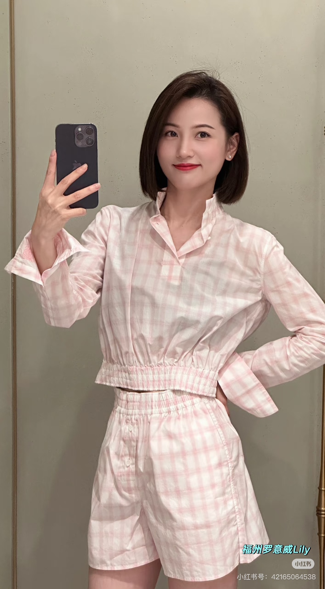 NO:319333,Shirt batch Short batch Loew* 25Ss spring and summer new style plaid jacquard slim waist short shirt   shorts suit. Original development!  High-end production!  A very clean and refreshing set, it is a must-have for taking photos when you go out!  Wearing separately is a versatile item. It is hard not to like custom fabrics. The upper body is clean, neat, stylish, and comfortable!  A set is simply closed and the real thing is beautiful or apart. Spot SML, loewe, shorts, shirts, alexander wang19860909衬衫批 短裤批 Loew* 25Ss春夏新款 格纹提花修身束腰短款衬衫 短裤套装.原版开发！高版出品！特别干净清爽的一套 简直就是出门拍照必备款！分开单穿也都是百搭单品～很难不爱定制面料 上身干净利落又有型,且舒适感满分的一套！一套简直闭眼入 实物巨美一套或分开搭都很 现货SML,,loewe,shorts,shirts,alexander wang,Women's clothing