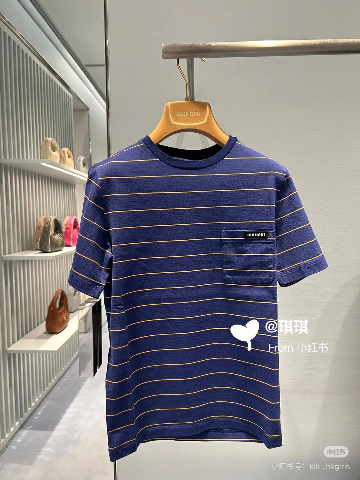 NO:319356,Miu25Ss early spring new style, simple and versatile contrasting striped round neck short-sleeved T-shirt | Original development, high-end production!  Classic striped design, the perfect length of the clothes, the upper body is super inclusive, and the versatile style is amazing!  The collision of colors is YYDS, whether worn alone or layered, and the comfort and close-fitting wear is all about. Details are online. Sisters, just feel at ease!  Spot SML, miumiu, T-shirt,tees, t-shirt,alexander wang19860909批 Miu25Ss早春新款 简约百搭撞色条纹圆领短袖T恤丨原版开发 高版出品！经典条纹设计 永远不会过时恰到好处的衣长上身包容性超强 百搭版型绝绝子！颜色的碰撞无论单穿还是叠穿都是YYDS舒适感贴身穿着都 细节在线 姐妹们 放心入就对了！现货 SML,,miumiu,T-shirt,tees，t-shirt,alexander wang,Women's clothing