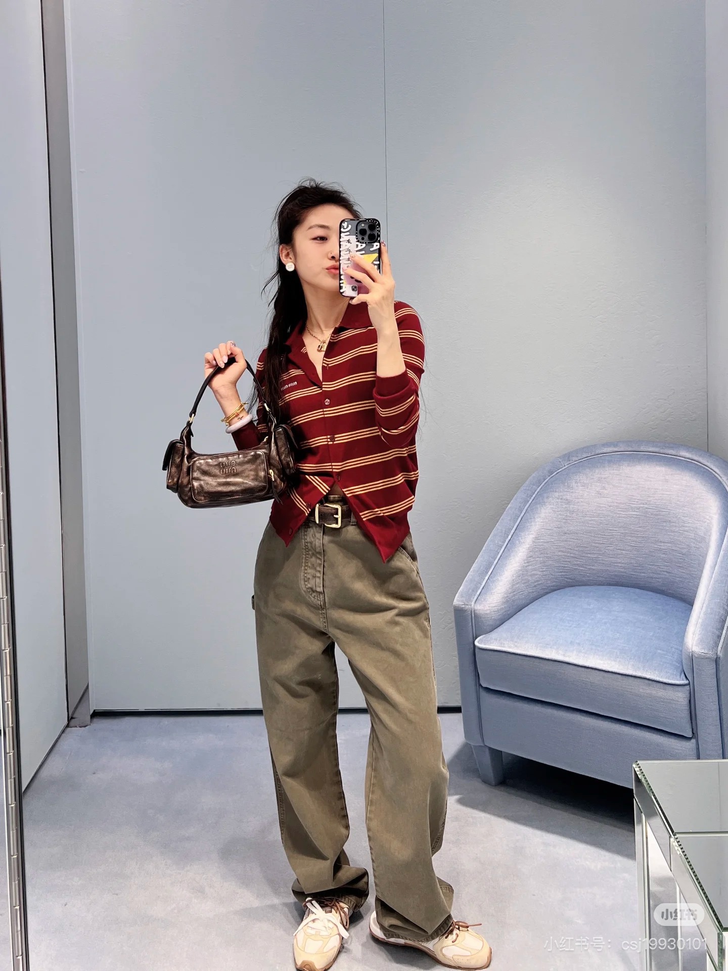 NO:319353,Miu25Ss early spring new logo logo striped polo collar knitted cardigan. Original development!  High-end production!  18 Knitting technology is more delicate and soft. The yellow stripes are more highlighted. The girlish ceiling is full of youthful and energetic girlishness. The layering is also yyds. It seems basic, but it can interpret a variety of different styles through simple matching and daily versatility. It has its own academic style, sweet and girlish. Spot SML, miumiu, alexander wang19860909批Miu25Ss早春新款 徽标logo条纹polo领针织开衫.原版开发！高版出品！18针织工艺更细腻柔软 黄色条纹更有亮点,少女感天花板,溢出屏幕的青春活力少女感,叠穿也是 yyds,看似基础,却能通过简单的搭配,日常百搭,诠释出多种不同的风格穿搭.自带学院范,又甜又少女.现货SML,,miumiu,alexander wang,Women's clothing