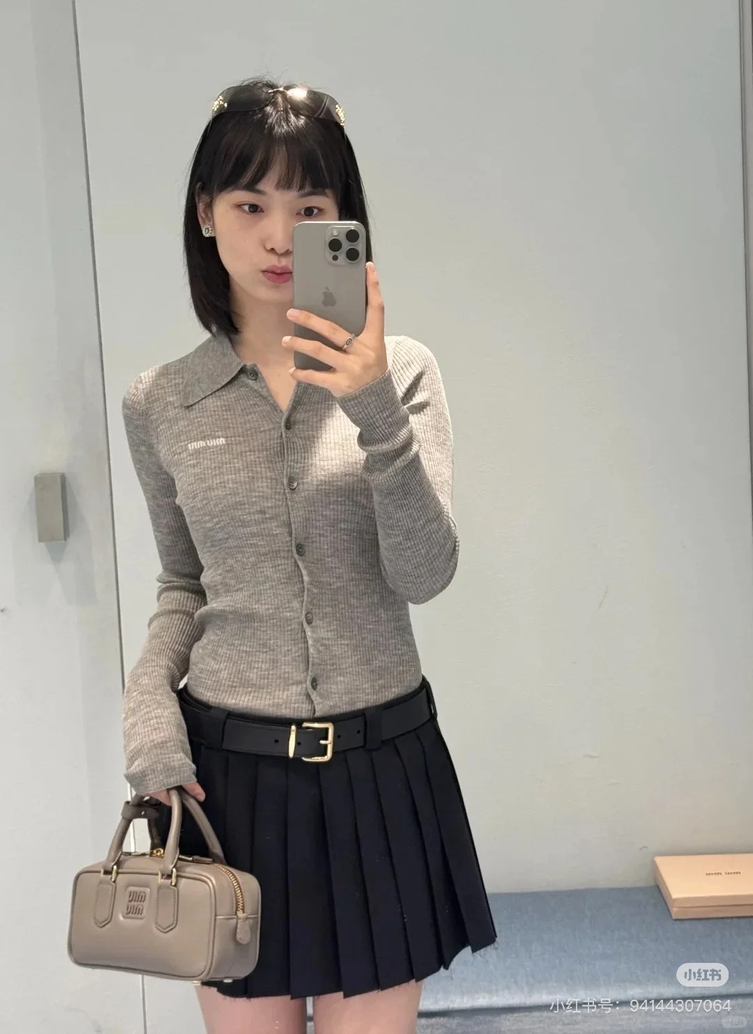 NO:319350,Miu25Ss spring and summer new model, micro-label simple temperament slim-fitting knitted cardigan. Original development!  High-end production!  Using 18 knitting technology, this quality is really a classic sweater series that looks good and never goes out of date!  It looks like the basic model!  But it is the basic style that you don’t have in your closet and is very practical. You can control whatever body shape and match any lower body. It is a truly versatile item!  The right fit and shorts skirts can easily wear a good body proportion ~ the exquisite details make people love fashionistas all should have a spot SML, miumiu, skirts, shorts, alexander wang19860909批Miu25Ss春夏新款 微标简约气质修身针织开衫.原版开发！高版出品！采用18针织工艺,品质这款真的是谁穿谁好看又永不过时的经典针织衫系列！看着是基础款！但却是你衣柜里没有的基础款实穿率超高 无论什么身材都能驾驭,任何下半身都能搭配,真正的百搭单品！恰到好处的版型搭配短裤短裙 轻松穿出好的身材比例～满满精致的细节让人爱不释手时髦精们都应有一件现货SML,,miumiu,skirts,shorts,alexander wang,Women's clothing