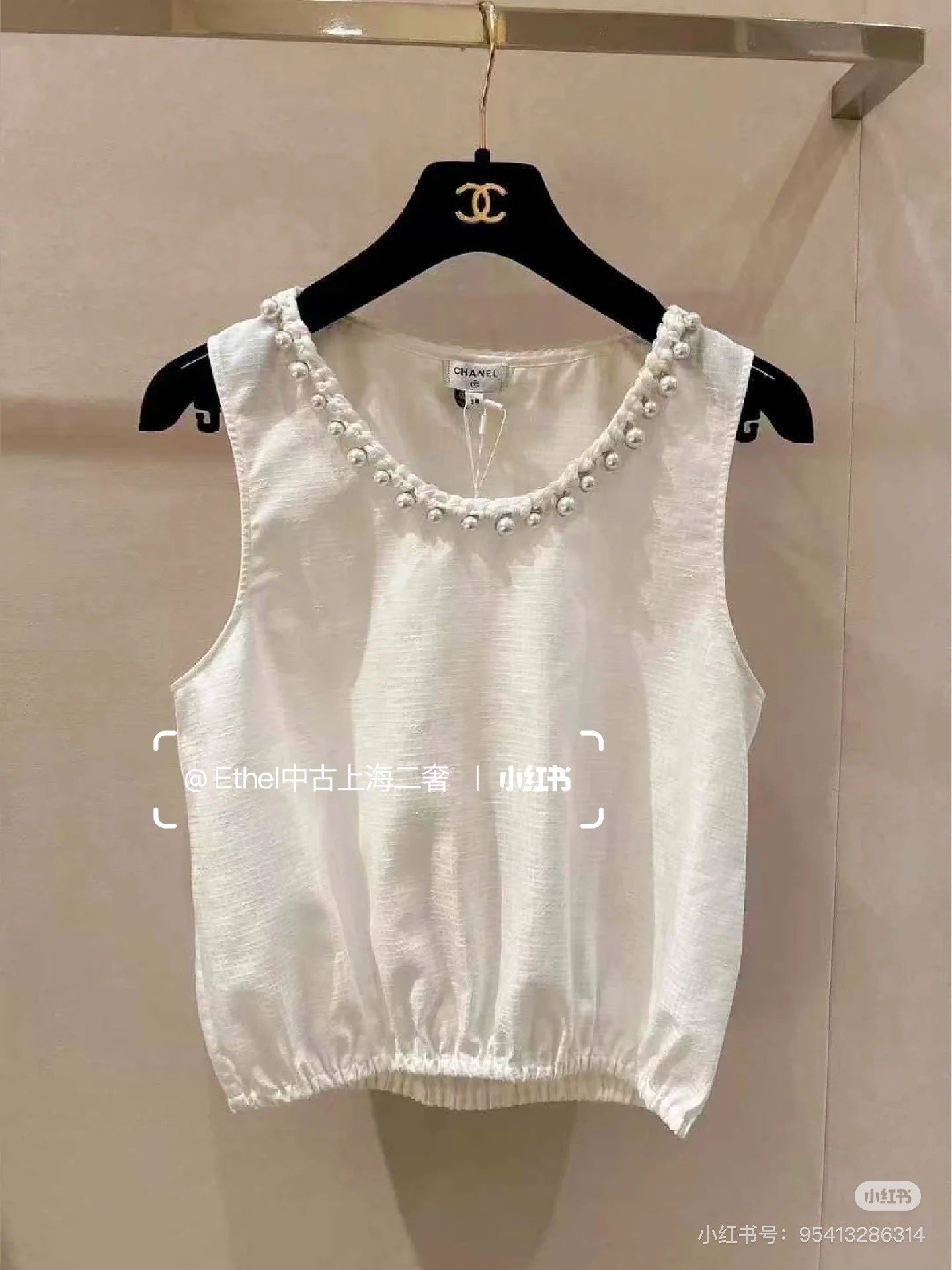 NO:319338,Chane*25 new pearl suspender vest custom-made YB imported cotton silk material comfortable and delicate round neck suspender vest style exposed clavicle to make it look slimming hand-sewn high-brightness pearls surrounded by the neckline, cute and sexy, paired with fine plaids, double C dark pattern jacquard, full texture, short style with elastic elastic hem highlights the slender waist curve, detailed texture design echoes, easy to become the visual focus, make the vacation full of relaxed temperament SML, chanel, alexander wang19860909批Chane*25新品珍珠吊带背心 定制YB进口棉绸材质 舒适细腻 圆领吊带背心版型 露出锁骨有效显瘦 手工缝制高亮度珍珠 环绕于领口整圈 可爱中透露性感 配上通体细格纹双C暗纹提花品相高级 质感十足 短款版型配合弹力松紧下摆 凸显纤腰曲线 细节质感设计呼应 轻松成为视觉焦点 让度假满满松弛气质SML,,chanel,alexander wang,Women's clothing