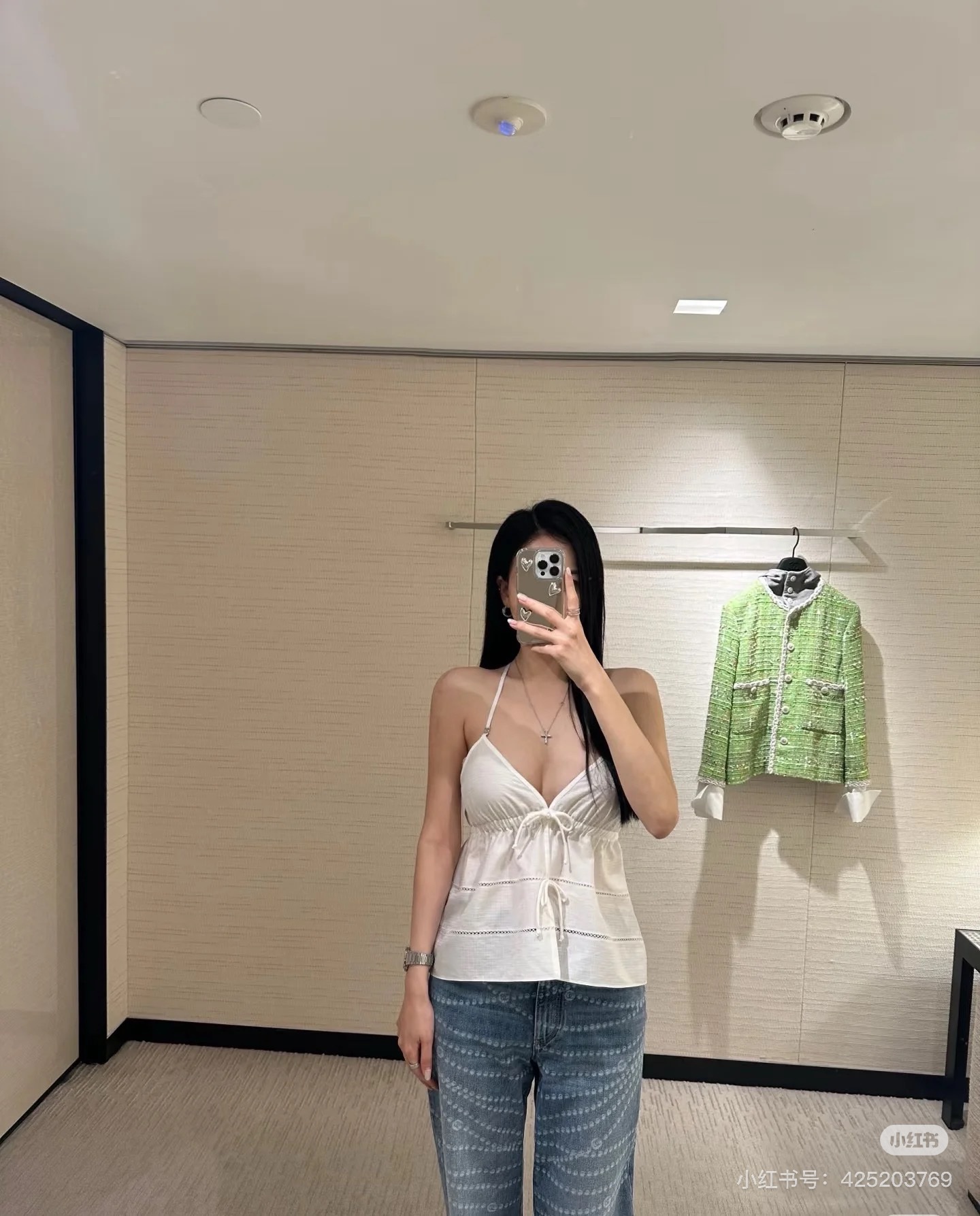 NO:319336,Ch*25 spring and summer bow small suspender NEW customized imported silk cotton material is comfortable and delicate, deep V bra neckline paired with bow plaid embellishment cute and reveals sexy, paired with fine plaids throughout the body double C dark pattern jacquard, restoration process hollow splicing, details come with cool filters, whether it is going to the beach for vacation or daily wear, it is eye-catching, summer atmosphere artifact, easy to grasp the fashionable feeling SML, alexander wang19860909批Ch*25春夏蝴蝶结小吊带NEW定制进口丝绵材质舒适细腻,深V胸衣式领口搭配蝴蝶结开襟点缀可爱中透露性感,配上通体细格纹双C暗纹提花 还原工艺镂空拼接,细节自带清凉滤镜不管是去海边度假还是日常穿都是吸睛焦点,夏日氛围感神器,轻松拿捏时髦感 SML,,alexander wang,Women's clothing