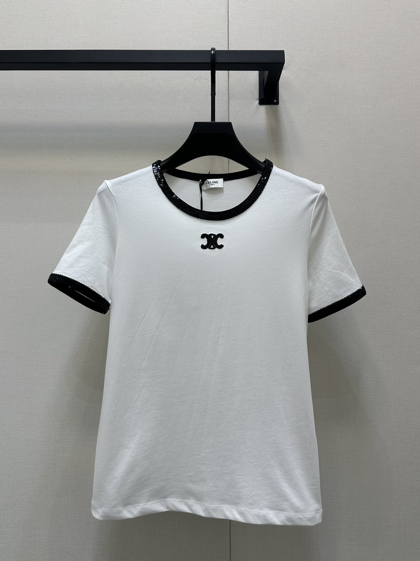 NO:329482,Celin* 25Ss early spring new Arc de Triomphe embroidered beads short-sleeved T-shirt | Exclusive yb development!  High-end production!  The imported pure cotton fabric has a great texture!  Customized contrasting color bead pieces embroidered edge-packing craftsmanship, temperament, girlish style, age-reducing and fashionable item!  Low-key and luxurious, versatile style, not picky about others, beautiful body!  The quality of workmanship depends on the details!  2 colors Spot SML, celine, T-shirt,tees, t-shirt,alexander wang19860909Celin* 25Ss早春新款 凯旋门刺绣珠片短袖T恤丨独家yb开发！高版出品！进口纯棉面料质感超赞！定制撞色珠片刺绣包边工艺气质少女风减龄又时髦单品！低调奢华,版型百搭不挑人上身美的不要不要的！做工品质看细节！2色 现货SML,,celine,T-shirt,tees，t-shirt,alexander wang,Women's clothing