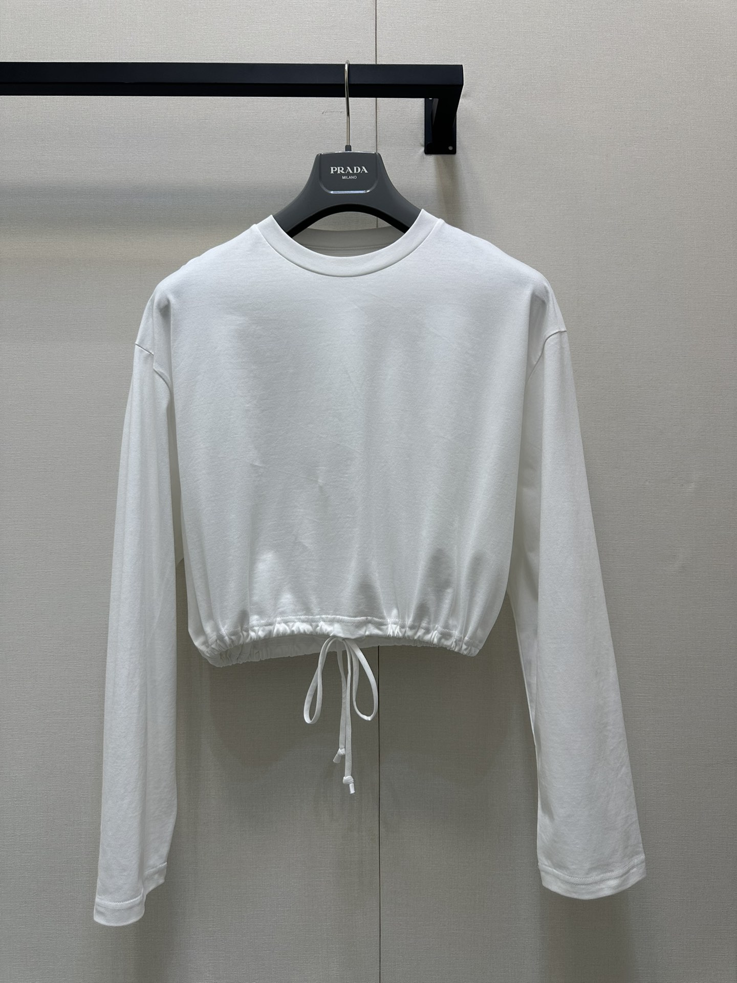 NO:328085,Prad*25 new short drawstring long sleeve T pure cotton material is comfortable and delicate, neat and loose style, short vertical cut at waist, combined with the design of this cloth drawstring, adjust at will to achieve a waist-hugging effect, highlighting the proportional advantages of short upper and long lower, and adding triangle logo decoration between the back collar. The brand texture is full of exquisite atmosphere. The basic style that can be controlled on daily commuting and vacation. Easy to wear to create a fashionable feeling. SML, prada, alexander wang19860909Prad*25新品短款抽绳长袖T 纯棉材质质感舒适细腻 裁剪利落宽松版型 腰间短款立裁 配合本布抽绳系带设计 随意调节起到收腰效果 更凸显上短下长的比例优势 后领间增加三角徽标装饰 品牌质感充满精致气息 精致度瞬间 日常通勤度假都可驾驭的基础款 轻松穿搭出洋气感 SML,,prada,alexander wang,Women's clothing