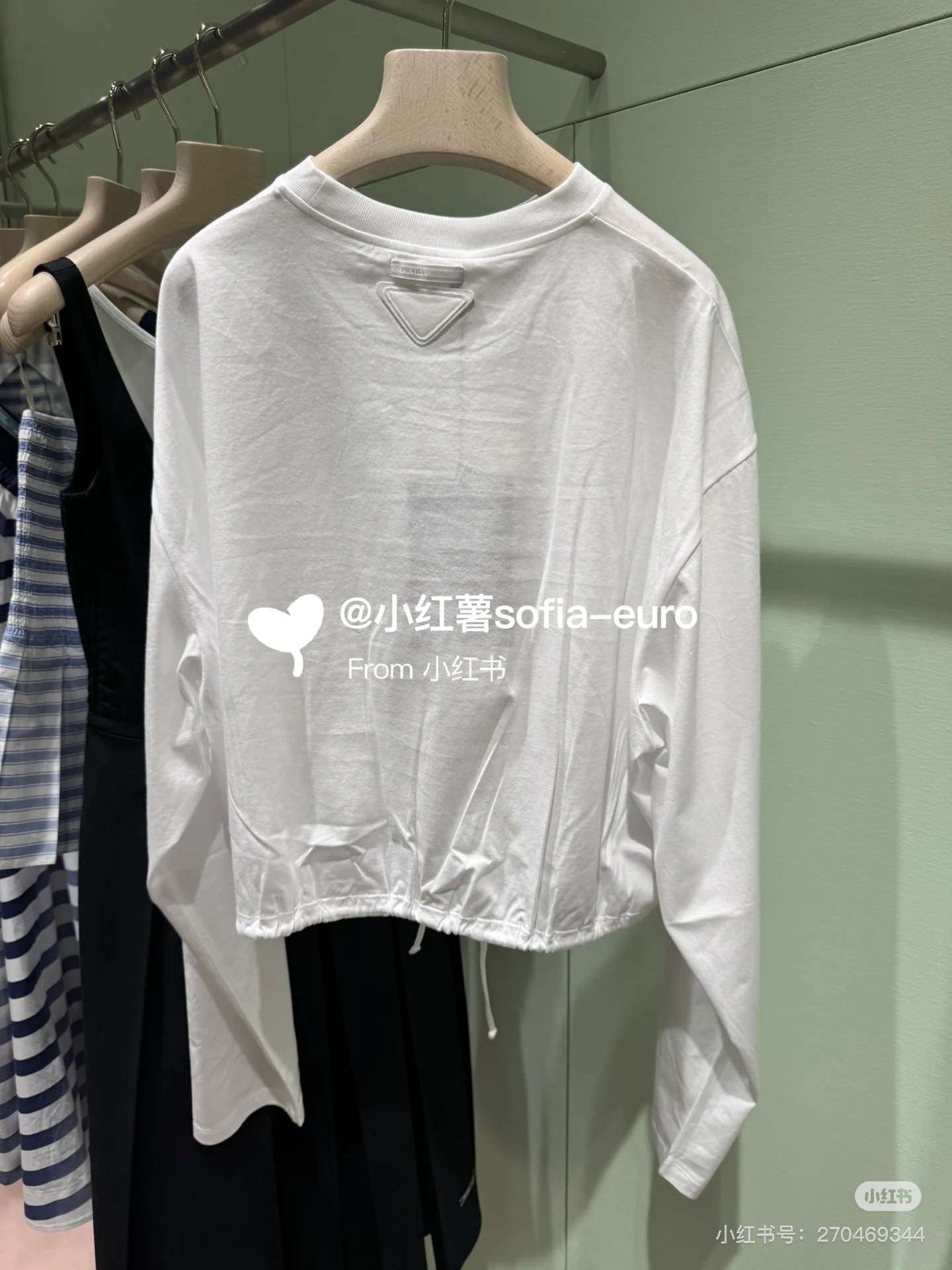 NO:319346,Prad*25 new product short drawstring long sleeve T. The pure cotton material is comfortable and delicate. The cut is neat and loose. The waist is short and vertically tailored. The design of this cloth drawstring is randomly adjusted to achieve the waist-hugging effect. It further highlights the proportional advantages of short and long upper and lower length. The back collar is added to the brand texture. The brand texture is full of exquisite atmosphere. The exquisite moment. The basic style that can be used for daily commuting and vacation. Easy to wear and express a fashionable feeling. SML, prada, alexander wang19860909批Prad*25新品短款抽绳长袖T 纯棉材质质感舒适细腻 裁剪利落宽松版型 腰间短款立裁 配合本布抽绳系带设计 随意调节起到收腰效果 更凸显上短下长的比例优势 后领间增加三角徽标装饰 品牌质感充满精致气息 精致度瞬间 日常通勤度假都可驾驭的基础款 轻松穿搭出洋气感 SML,,prada,alexander wang,Women's clothing