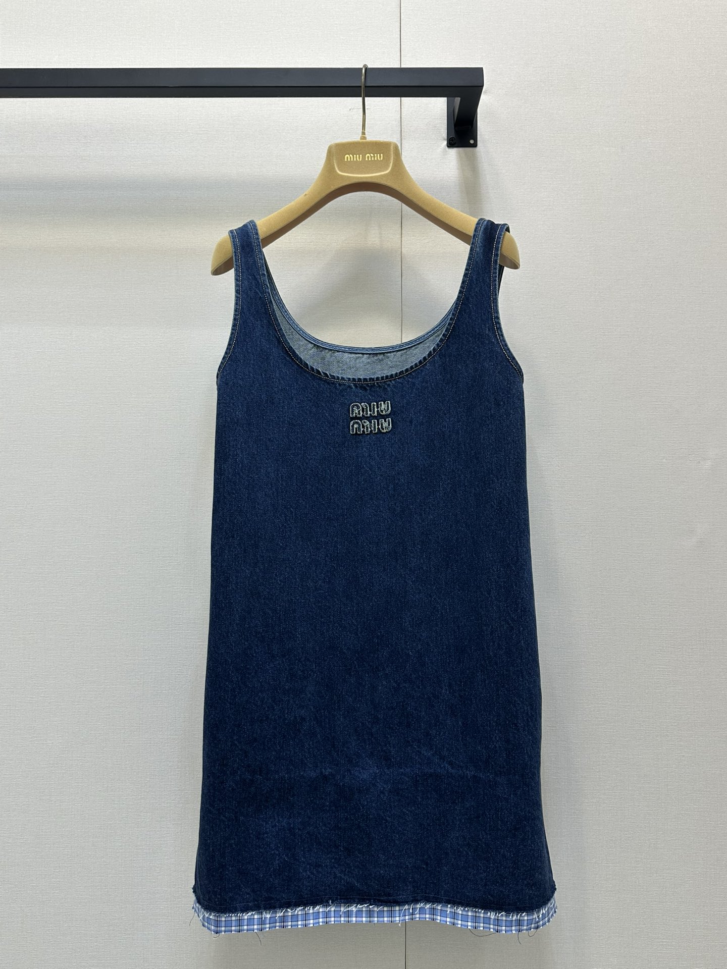 NO:328795,Miu25's new denim splicing vest skirt, the washing denim has a high-quality texture, three-dimensional and stylish, craftsmanship, restoration of YB pleated texture, integrated pullover vest skirt tailoring, loose, comfortable and inclusive, echoing the hem plaid, forming a casual and relaxing workwear style outfit, effectively improving the brand style, meeting various needs for commuting and dating, and making outfits look more age-reducing!  Single-skinned layering can be used. SML large-scale real-life photos, miumiu, skirts, alexander wang19860909Miu25新品牛仔拼接背心裙 水洗牛仔质感高级 立体有型 工艺处理 还原YB褶皱肌理 一体式套头背心裙剪裁 宽松舒适包容度高 和下摆格子拼接呼应 形成休闲松弛感满分的工装风穿搭 有效提升品牌格调 满足通勤约会多种需求 穿搭更显减龄俏皮！单穿叠穿都可以 SML大货实拍,,miumiu,skirts,alexander wang,Women's clothing