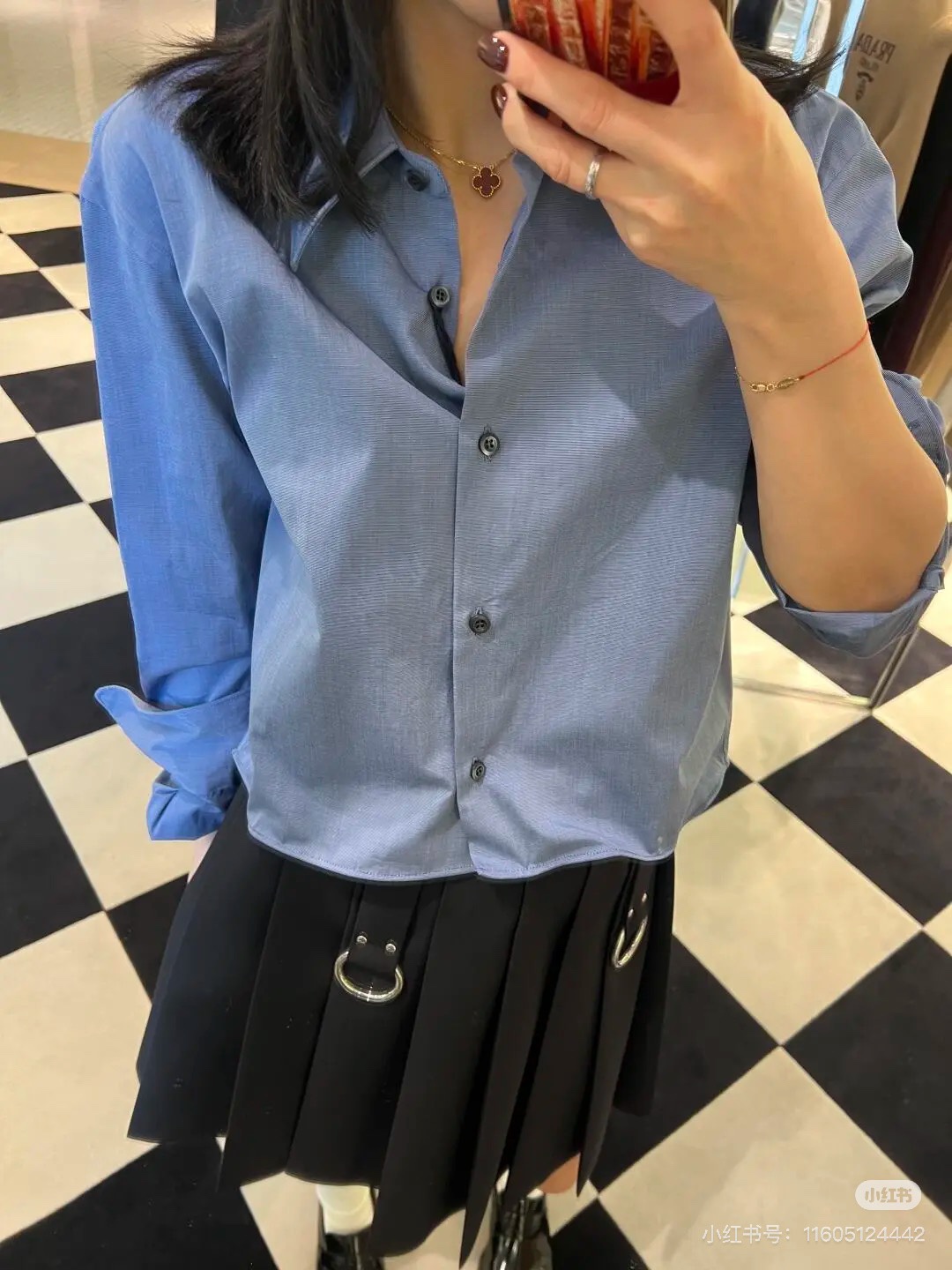 NO:319329,Prada 25 Early Spring Show Shirt Prada Show Blue Shirt is so beautiful. Wardrobe is indispensable. Classic regular version design. The logo is cleverly placed under the collar, which is a great point in the design. This blue color is so white that it is easy to control the commuting comfortably. Small girls can also easily grasp it!  Must be resumed!  SML, prada,shirts,alexander wang19860909批Prada 25早春走秀款衬衫 Prada 秀款蓝色衬衫太好看了.衣柜不可缺少.经典常规版设计 很巧妙的把logo放在了领子底下,设计很加分.这个蓝色太显白了,轻松驾驭通勤舒适 小个子女生也轻松拿捏！必冲！SML,,prada,shirts,alexander wang,Women's clothing