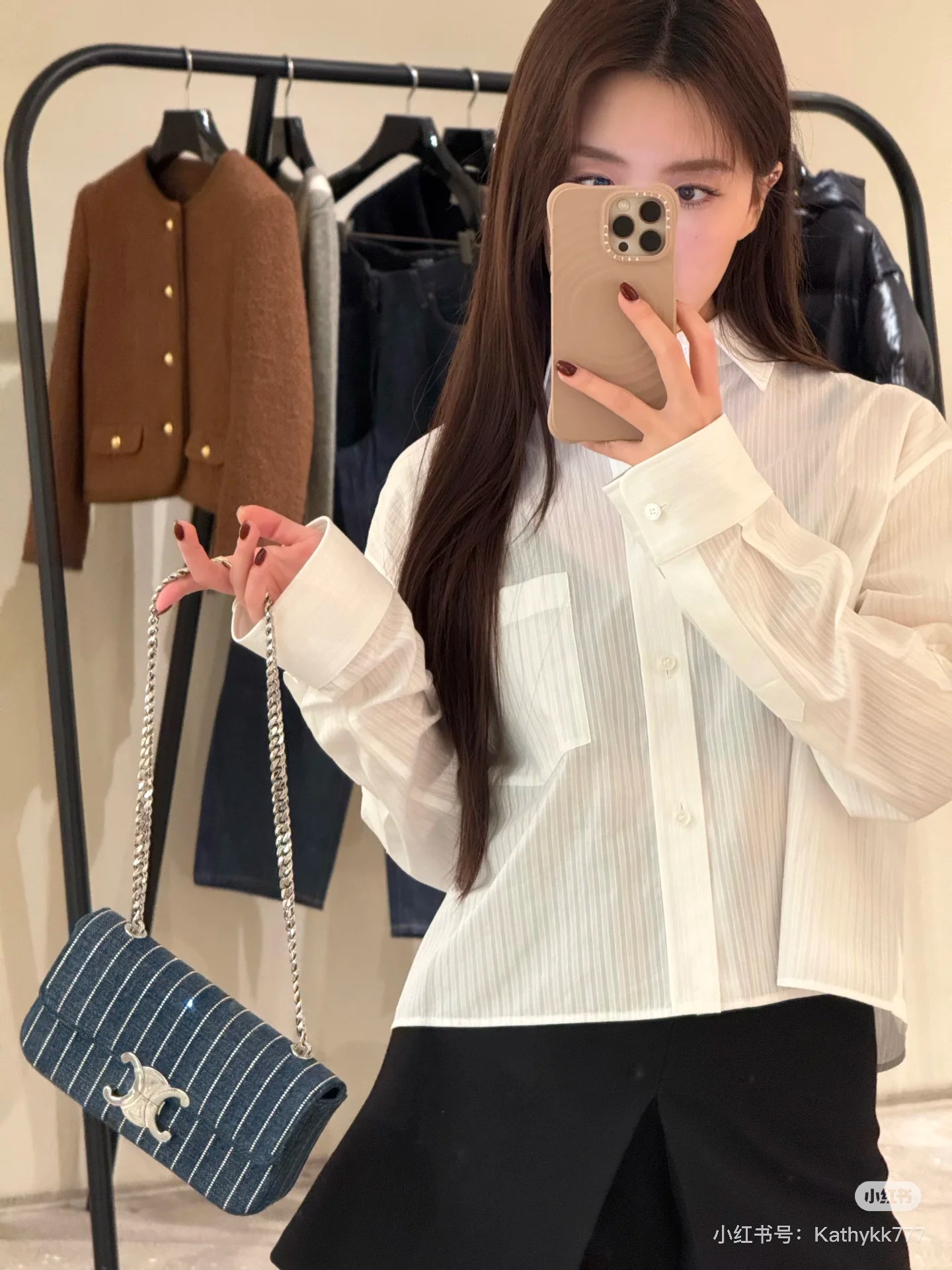 NO:319327,Cellin* 25Ss Spring and Summer New Short Shirt丨Original Development!  High-end production!  The retro literary style small short H-style style is fashionable and handsome!  The pocket embroidered Arc de Triomphe logo is low-key and luxurious, and the original custom imported fabric has a great texture. It is a sweet and salty age-reducing item!  The style is not picky and the upper body looks very slim!  British neutral style dressing interpretation. Workmanship quality depends on details. SML, celine, shirts, alexander wang19860909批 Celin* 25Ss春夏新款 短款衬衫丨原版开发！高版出品！复古文艺风小短款H版型时髦又帅气！口袋刺绣凯旋门logo低调奢华,原版定制进口面料质感超赞.可甜可盐的减龄单品！版型不挑人上身超显瘦！英伦中性风穿搭演绎.做工品质看细节.SML,,celine,shirts,alexander wang,Women's clothing