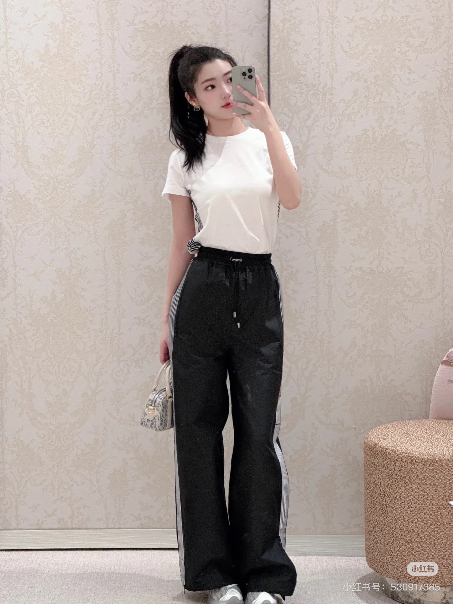 NO:329670,Dior25 spring and summer new drawstring elastic waist sports and casual trousers. Original custom fabric. Original development! High-end production! Imported environmentally friendly material, textured gloss, slightly straightened styling trousers, zippers on both sides asymmetrically distributed black and white blocks and letters logos low-key fashionable thread edge elastic adjustment, work clothes sweet and cool, more casual and flexible, more casual and flexible, striped letters on the side of the drawstring echo the overall tone, which can meet a variety of needs and match. Spot SML, dior, alexander wang19860909批Dior25春夏新款抽绳松紧腰运动休闲长裤.原版定制面料.原版开发!高版出品!进口环保材质质感光泽微挺有型裤脚拉链两侧正反面均不对称分布黑白色块和字母徽标低调时髦螺纹包边松紧调节 工装甜酷拉满 更休闲灵活配合同系列抽绳侧面条纹字母呼应整体调性十足可满足多种需求搭配.现货SML,,dior,alexander wang,Women's clothing