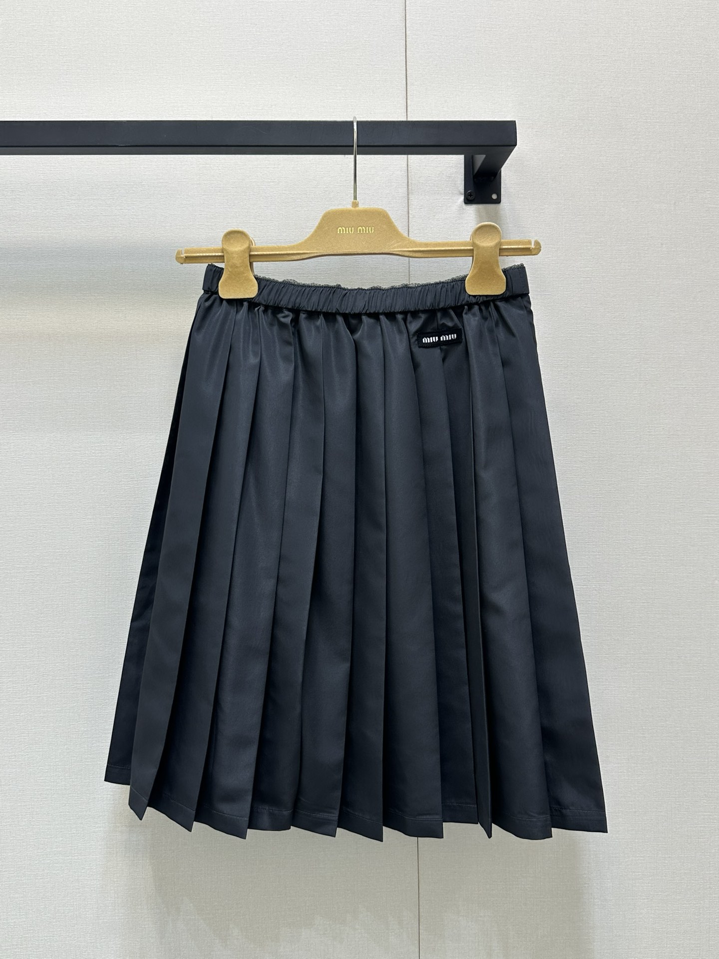 NO:328802,Miu25Ss spring and summer new style, mid-length pleated skirt. Original development!  High-end production!  Classic high-waist A-line skirt, the latest splicing waist this season, lined grid splicing, exquisite craftsmanship and high-end, full of girlishness~ all seasons are practical and versatile~ spot SML large-scale real shots, miumiu, skirts, alexander wang19860909Miu25Ss春夏新款 中长款百褶半身裙.原版开发！高版出品！经典高腰A字裙型,这一季最新的拼接腰身,里衬网格拼接 褶位和褶量精致工艺高级,满满的少女感~四季实穿百搭~现货SML大货实拍,,miumiu,skirts,alexander wang,Women's clothing