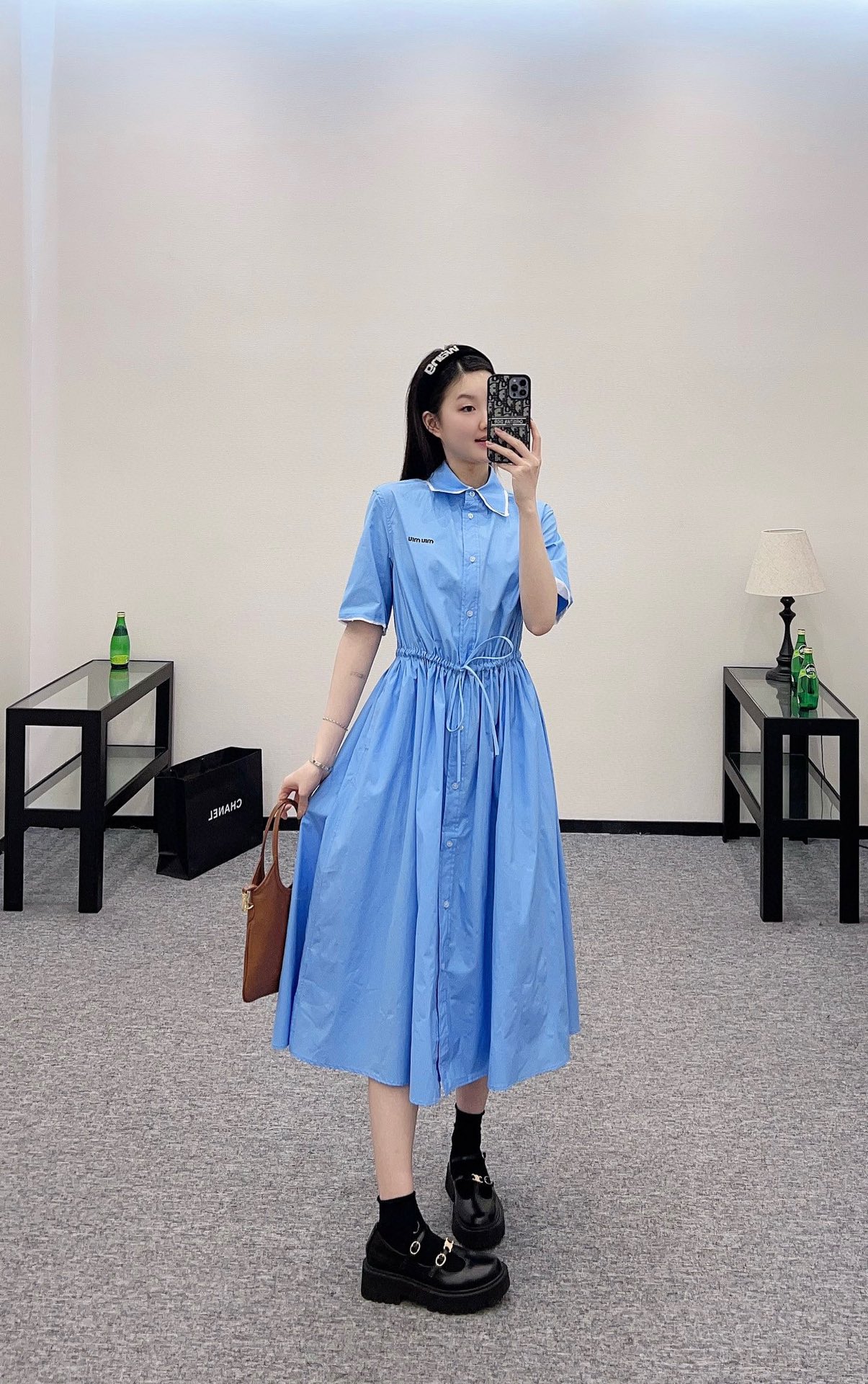 NO:330382,Miu25 new drawstring contrast color dress original development high-end production All-cotton material Comfortable and delicate texture Button-clad short-sleeved dress style Neatly cut slim fit Waist drawstring ties Adjust the waist and lower waist ratio advantage More highlights the proportional advantages of short and short on top and long on bottom Embroidered letters highlight the brand's exquisiteness The cuff neckline adds contrast color decoration The upper body is full of fashionable, elegant and sweet atmosphere You can control the dress on daily commuting and vacations, and easily wear it to create a fashionable feeling. Spot SML,,miumiu, skirts, T-shirt, alexander wang19860909Miu25新款抽绳撞色连衣裙 原版开发 高版出品 全棉材质 质感舒适细腻 纽扣开襟短袖连衣裙版型 裁剪利落修身 腰身抽绳系结设计起到调节收腰效果 更凸显上短下长的比例优势 刺绣字母凸显品牌精致感 袖口领口增加撞色装饰 上身充满时尚优雅甜美气息 日常通勤度假都可驾驭连衣裙 轻松穿搭出洋气感.现货SML,,miumiu,skirts,T-shirt,alexander wang,Women's clothing