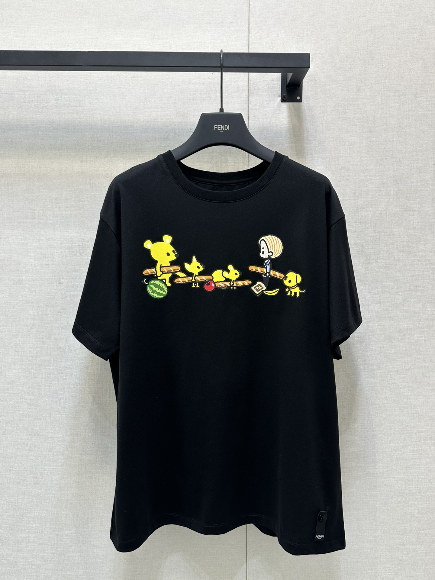 NO:329689,Fend*25 joint limited baguette printed round neck short sleeves. Pure cotton fabrics usually have good moisture absorption, breathability, warmth and wear resistance, and are also soft and smooth. Retro fine cotton fabrics have thicker cotton fabrics, with retro style tones, and are finely processed and processed to have excellent texture and performance. Due to the fine processing, the fine cotton fabrics are lighter and soft and comfortable to touch, and they are very suitable for the skin when worn. SML, fendi, T-shirt, alexander wang19860909批Fend*25联名限定款法棍印花圆领短袖.纯棉面料通常具有较好的吸湿性、透气性、保暖性和耐磨性,同时也比较柔软和光滑.复古精棉面料比较厚实的棉质面料,具有复古风格的色调,同时经过精细加工和处理,具有优良的质地和性能.由于经过了精细加工,精棉面料的质地比较轻薄,手感柔软舒适,穿着起来非常贴合皮肤.男女同款2色SML,,fendi,T-shirt,alexander wang,Women's clothing