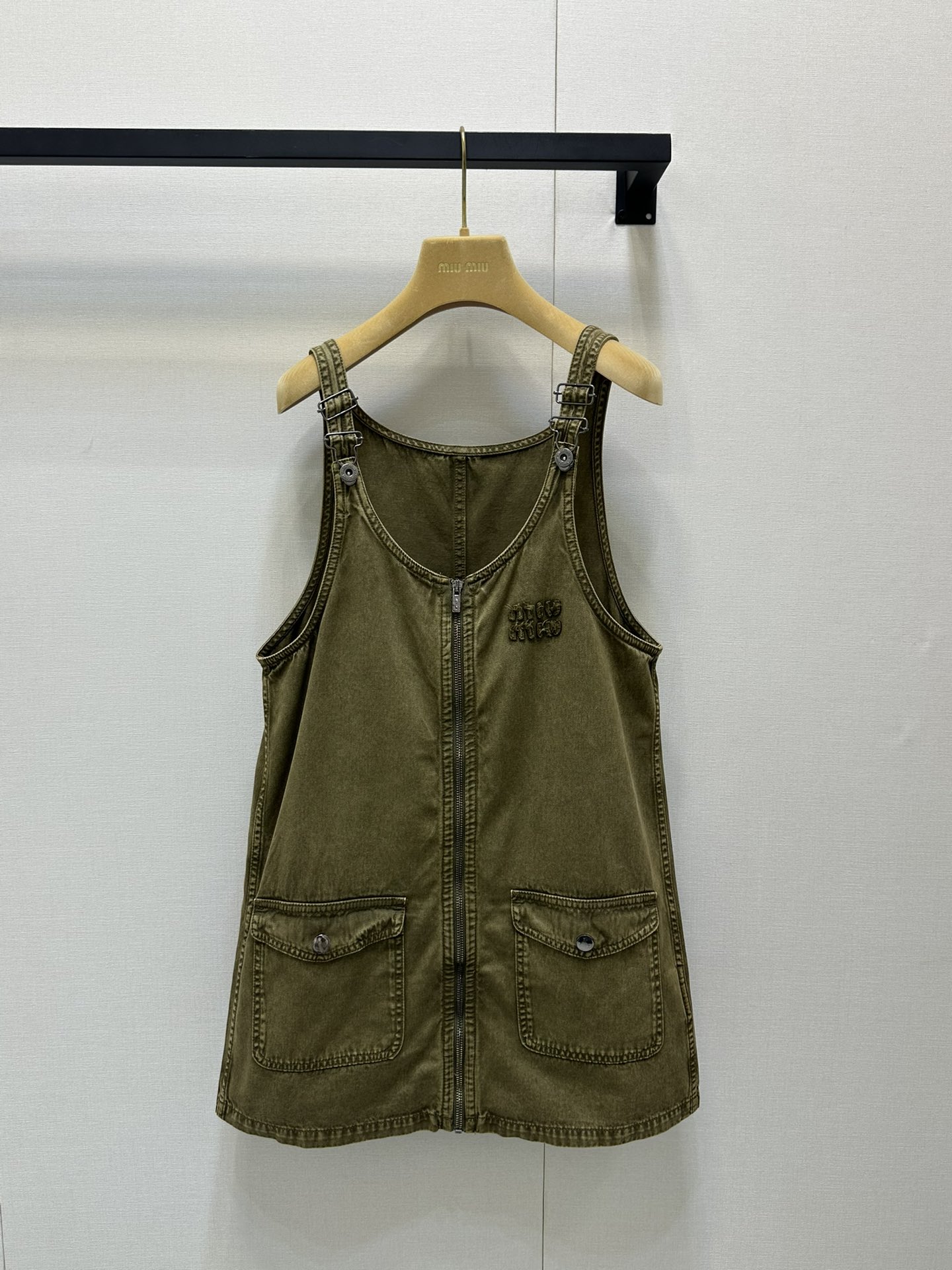 NO:328782,Miu Mi* 25 spring and summer new style Gao Zhigan Academy style letters logo patch embroidered washing denim strap skirt. Original development!  High-end production!  The zipper design is easy to put on and take off. The brown color adds a bit of softness and gentleness. The high-waist design lengthens the leg lines. The A-shaped style covers the flesh and makes you look slim, retro and playful!  Spot SML real-time photos, miumiu, skirts, alexander wang19860909Miu Mi* 25春夏新款 高智感学院风字母徽标贴布绣水洗牛仔背带裙.原版开发！高版出品！ 拉链设计穿脱方便 咖色又添了几分软糯温柔,高腰设计拉长腿部线条,A字版型遮肉又显瘦,复古又不失俏皮感！ 现货SML大货实拍,,miumiu,skirts,alexander wang,Women's clothing