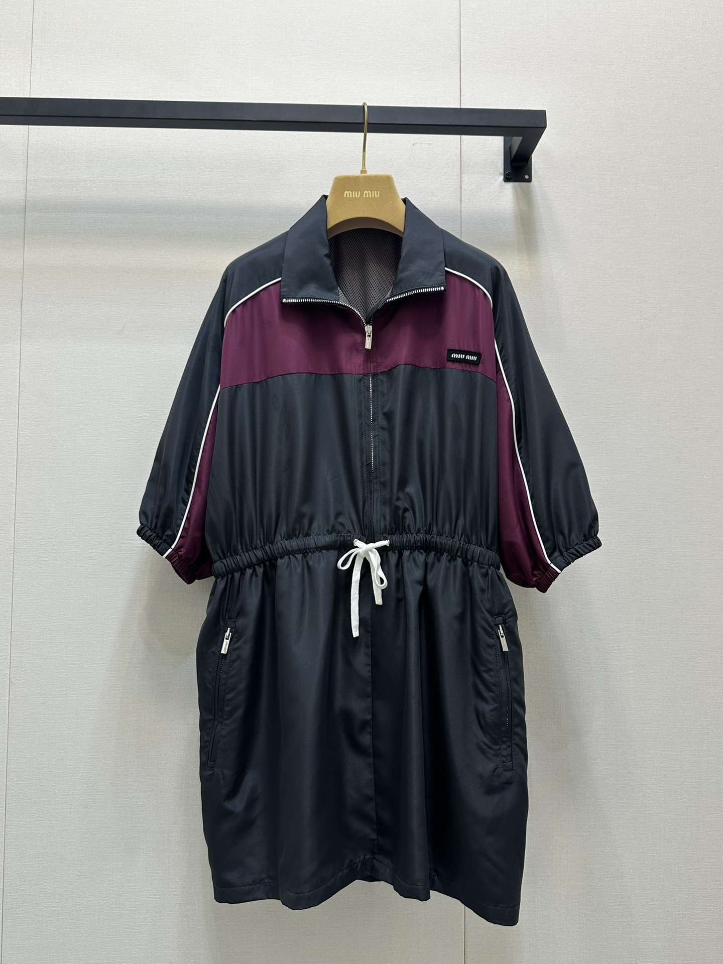 NO:328811,Miu25 color block drawstring work dress windproof waterproof and environmentally friendly recycled nylon material is crisp and stylish work dress style. The whole body uses an open-clad zipper design dress. The two-wearing solution and contrasting color splicing add a casual and fashionable feeling of work clothes. The chest logo makes the visual effect richer and more vivid. The positioning mesh lining is breathable and comfortable. The best choice for daily leisure. Fashionable and fashionable √ SML large-scale real shot, miumiu, skirts, jackets & coats, alexander wang19860909Miu25拼色抽绳工装连衣裙 防风防水环保再生尼龙材质挺括有型工装连衣裙版型 通体采用开襟拉链设计连衣裙外套两穿方案配合撞色拼接增添工装休闲时尚感胸前徽标让视觉效果更显丰富彰显潮流定位网格内衬透气舒适日常休闲的不二之选 时髦洋气√ SML大货实拍,,miumiu,skirts,jackets & coats,alexander wang,Women's clothing