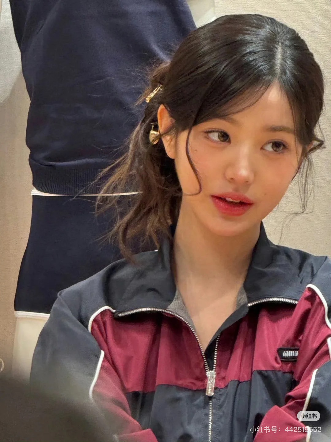 NO:328813,Miu25 color block drawstring work dress windproof waterproof and environmentally friendly recycled nylon material is crisp and stylish work dress style. The whole body uses an open-clad zipper design dress. The two-wearing solution with contrasting color splicing adds a casual and fashionable feeling of work clothes. The chest logo makes the visual effect richer and more vivid. The positioning mesh liner is breathable and comfortable. The best choice for daily leisure. Fashionable and fashionable √ SML,,miumiu, skirts, jackets & coats,alexander wang19860909Miu25拼色抽绳工装连衣裙 防风防水环保再生尼龙材质挺括有型工装连衣裙版型 通体采用开襟拉链设计连衣裙外套两穿方案配合撞色拼接增添工装休闲时尚感胸前徽标让视觉效果更显丰富彰显潮流定位网格内衬透气舒适日常休闲的不二之选 时髦洋气√ SML,,miumiu,skirts,jackets & coats,alexander wang,Women's clothing