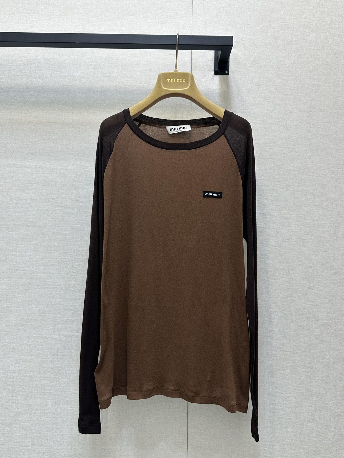 NO:328788,Miumi* 25Ss spring and summer new model micro-label logo spliced ​​long-sleeved T-shirt. Original development!  High-end production!  Color stir-frying craftsmanship. Soft and comfortable fabric presents simple lines, embellishing logo patches, highlighting classic style and unique personality. Contrasting color ragdoll sleeve design. Classic items that are single-layered. Spot SML large-scale real shots, miumiu,tees, t-shirt, alexander wang19860909Miumi* 25Ss春夏新款 微标logo拼接长袖T恤.原版开发！高版出品！炒色工艺.柔软舒适的面料呈现简约线条,点缀徽标贴饰,彰显经典风范与独特个性 撞色插肩袖设计 单穿叠穿的经典单品 现货SML大货实拍,,miumiu,tees，t-shirt,alexander wang,Women's clothing