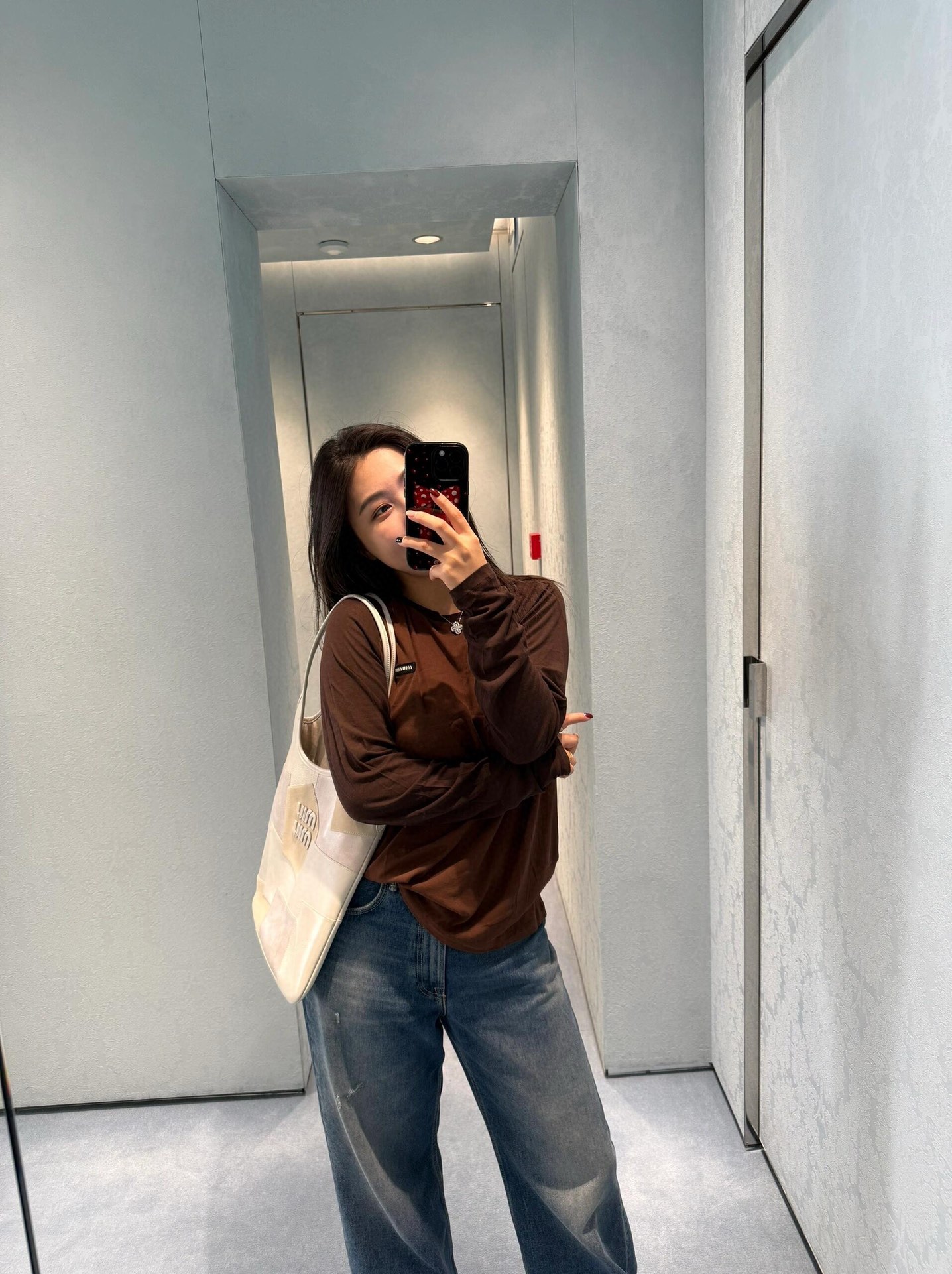 NO:329678,Miumi* 25Ss spring and summer new model micro-label logo spliced ​​long-sleeved T-shirt. Original development!  High-end production!  Color stir-frying craftsmanship. Soft and comfortable fabric presents simple lines, embellishing logo patches, highlighting classic style and unique personality Contrast color raglan sleeve design Classic items for single-layer wear Spot SML,,miumiu,tees,t-shirt,alexander wang19860909批Miumi* 25Ss春夏新款 微标logo拼接长袖T恤.原版开发！高版出品！炒色工艺.柔软舒适的面料呈现简约线条,点缀徽标贴饰,彰显经典风范与独特个性 撞色插肩袖设计 单穿叠穿的经典单品 现货SML,,miumiu,tees，t-shirt,alexander wang,Women's clothing