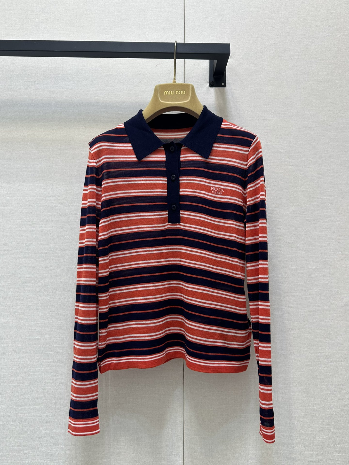 NO:328046,Prad* 25s early spring limited new product Striped Polo silk knitted long-sleeved top. Original development!  High-end production!  Made of imported German machines, the sleeves and waist are specially hollowed out. Silk material is made of silk, the upper body is comfortable and skin-friendly, and the touch is soft and glutinous. It has good breathability, texture and good quality. Whether it is single or base, it is very suitable for fit. It is a little extra slimming effect when worn, and it will not be too tight, creating a slimming vision for paper people. Spot SML, prada, real silk, alexander wang19860909Prad* 25s早春限定新品 条纹Polo真丝针织长袖上衣.原版开发！高版出品！采用德国进口机器制作,袖子 腰侧都特别镂空设计 真丝材质,上身舒适亲肤,触感软糯 具有良好的透气性,质感及赞、无论是单穿还是打底都很合适很合身适体,穿起来属于有点余量的修身效果,不会太紧身,营造出纸片人的显瘦视觉.现货SML,,prada,real silk,alexander wang,Women's clothing