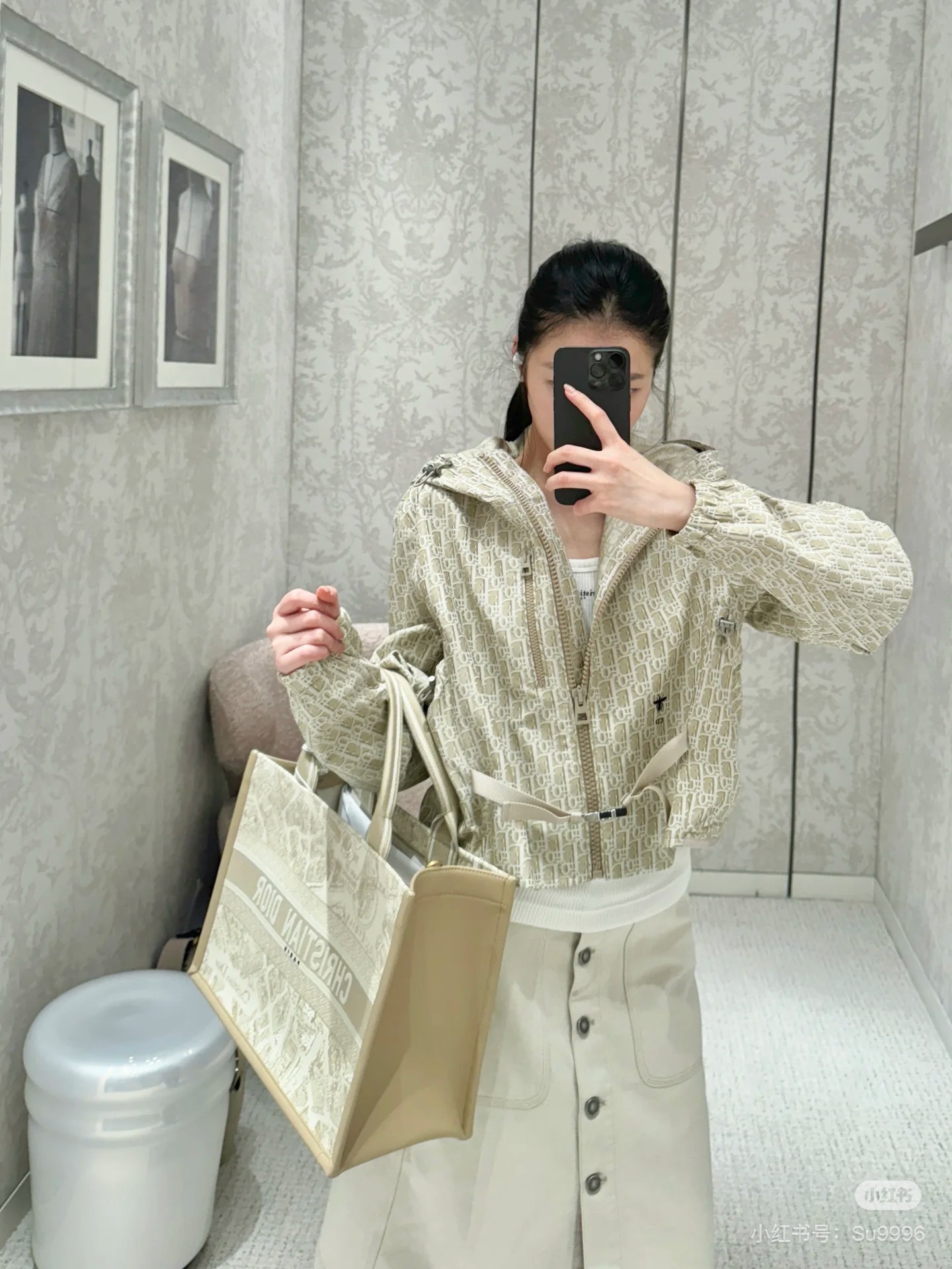 NO:329677,Batch (short jacket) Dio* 25Ss early spring new style, presbyopia jacket | Original development!  High-end production!  This hooded jacket is decorated with golden Oblique jacquard, which is back to the classic pattern YB customized gold taffeta jacquard fabric launched by D*or in 1967. The right pocket is decorated with bee embroidery and makes it look more exquisite. The most important thing is to do the right flower design, the workmanship cost is double that of the ordinary jacket. The texture is really invincible. SML,,dior, jackets & coats, jackets & coats,hats,alexander wang19860909批（短款外套）Dio* 25Ss早春新款 老花夹克外套丨原版开发！高版出品！ 这款连帽夹克饰以金色 Oblique 提花,回溯 D*or 于 1967 年推出的经典图案YB 定制的金色塔夫绸科技提花面料 并且右侧口袋部位饰以小蜜蜂刺绣更显精致超级超级重工最最最关键的是 要做对花设计,做工成本是普通外套双倍 质感真的无敌了 现货 SML,,dior,jackets & coats,jackets & coats,hats,alexander wang,Women's clothing