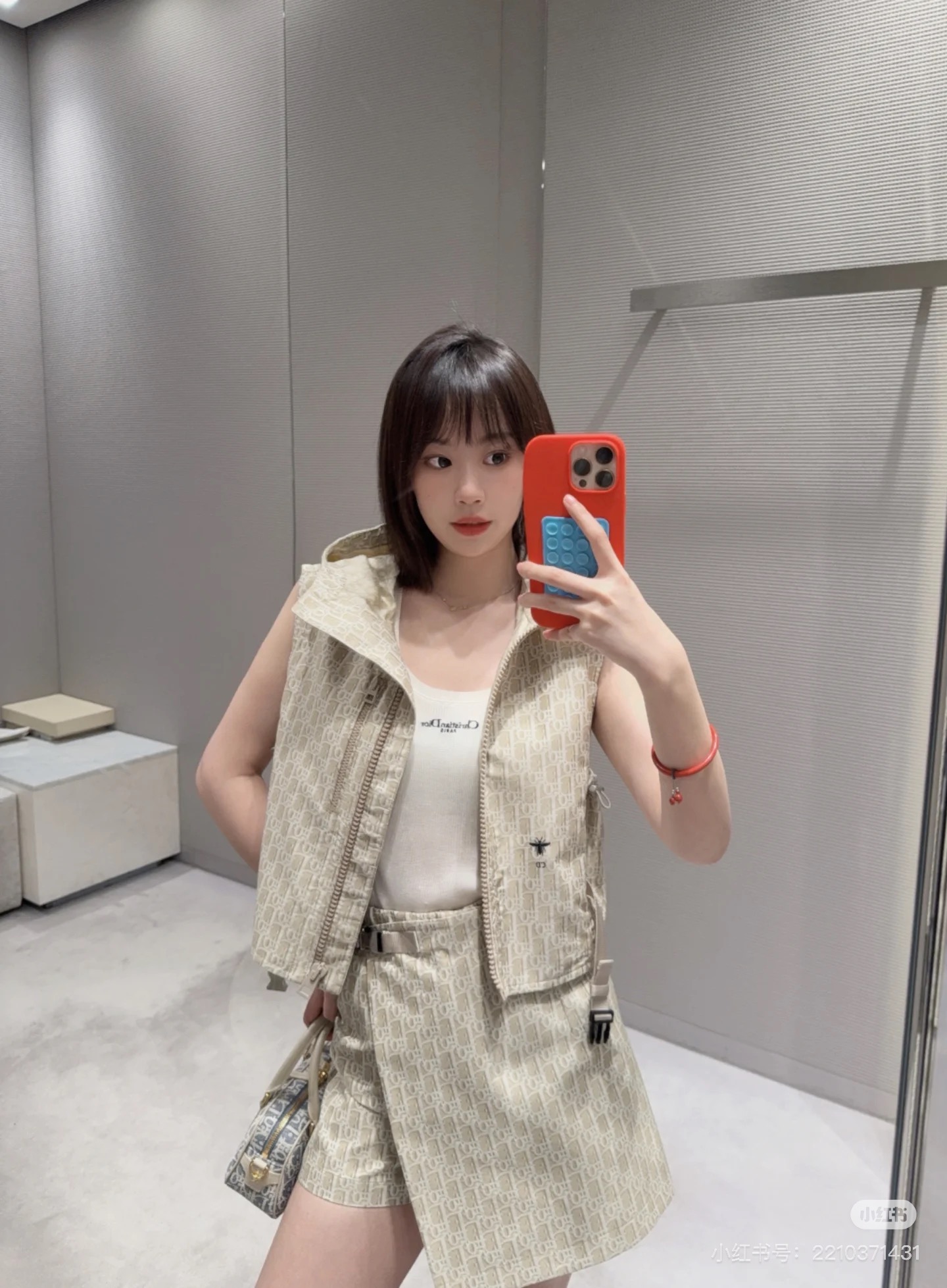 NO:329676,Batch (Vest) Dio* 25Ss Early Spring New Style Old-fashioned Jacket | Original Development!  High-end production!  This hooded jacket is decorated with golden Oblique jacquard, which is back to the classic pattern YB customized gold taffeta jacquard fabric launched by D*or in 1967. The right pocket is decorated with bee embroidery and makes it look more exquisite. The most important thing is to do the right flower design, the workmanship cost is double that of the ordinary jacket. The texture is really invincible. SML,,dior, jackets & coats, jackets & coats,hats,alexander wang19860909批（马甲）Dio* 25Ss早春新款 老花夹克外套丨原版开发！高版出品！ 这款连帽夹克饰以金色 Oblique 提花,回溯 D*or 于 1967 年推出的经典图案YB 定制的金色塔夫绸科技提花面料 并且右侧口袋部位饰以小蜜蜂刺绣更显精致超级超级重工最最最关键的是 要做对花设计,做工成本是普通外套双倍 质感真的无敌了 现货 SML,,dior,jackets & coats,jackets & coats,hats,alexander wang,Women's clothing