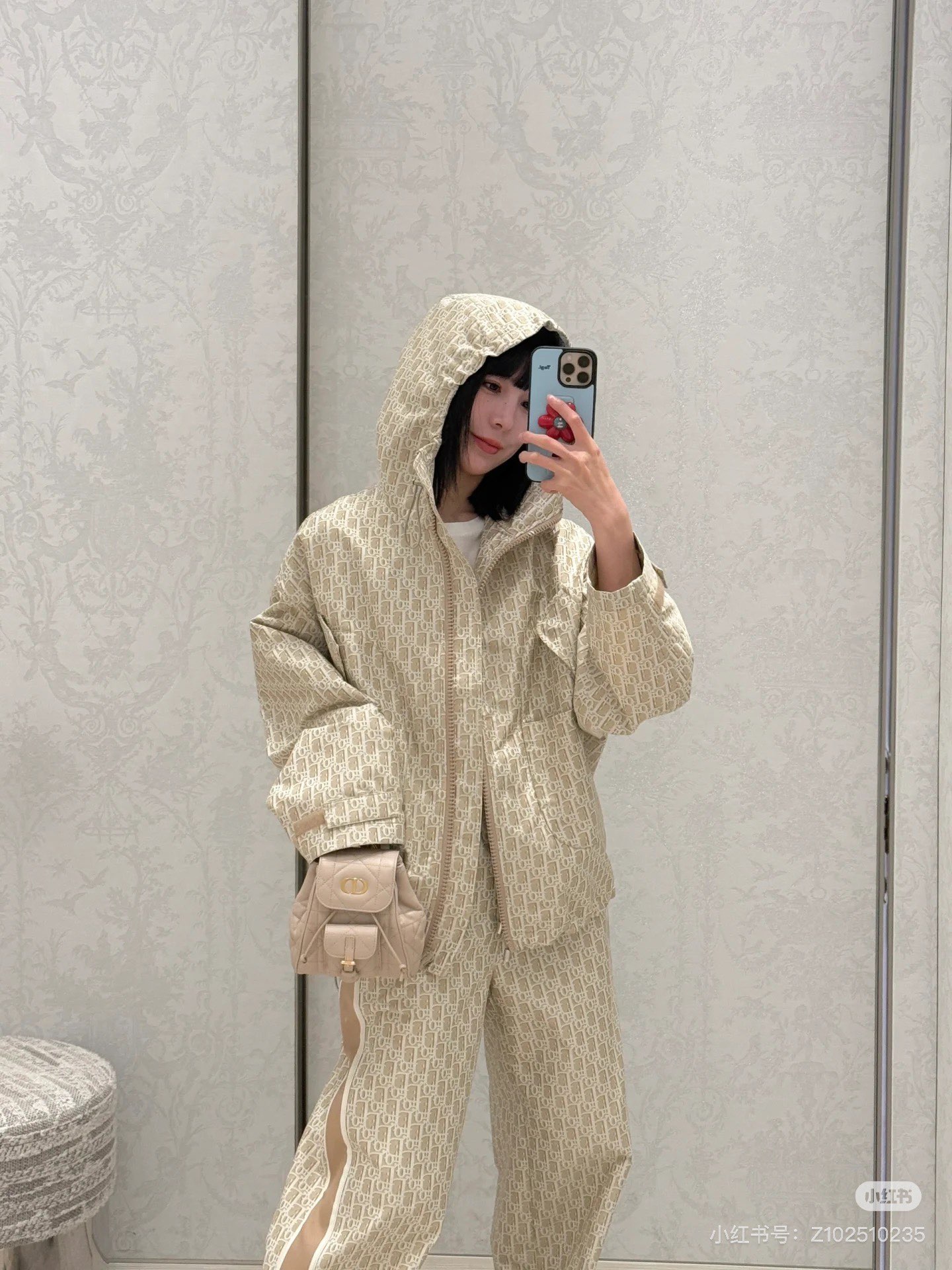 NO:329675,Batch (trousers) Batch (coat) Dio* 25Ss early spring new style, presbyopia jacket | Original development!  High-end production!  This hooded jacket is decorated with golden Oblique jacquard, which is back to the classic pattern YB customized gold taffeta jacquard fabric launched by D*or in 1967. The right pocket is decorated with bee embroidery and makes it look more exquisite. The most important thing is to do the right flower design, the workmanship cost is double that of the ordinary jacket. The texture is really invincible. SML,,dior, jackets & coats, jackets & coats,hats,alexander wang19860909批（长裤） 批（外套）Dio* 25Ss早春新款 老花夹克外套丨原版开发！高版出品！ 这款连帽夹克饰以金色 Oblique 提花,回溯 D*or 于 1967 年推出的经典图案YB 定制的金色塔夫绸科技提花面料 并且右侧口袋部位饰以小蜜蜂刺绣更显精致超级超级重工最最最关键的是 要做对花设计,做工成本是普通外套双倍 质感真的无敌了 现货 SML,,dior,jackets & coats,jackets & coats,hats,alexander wang,Women's clothing