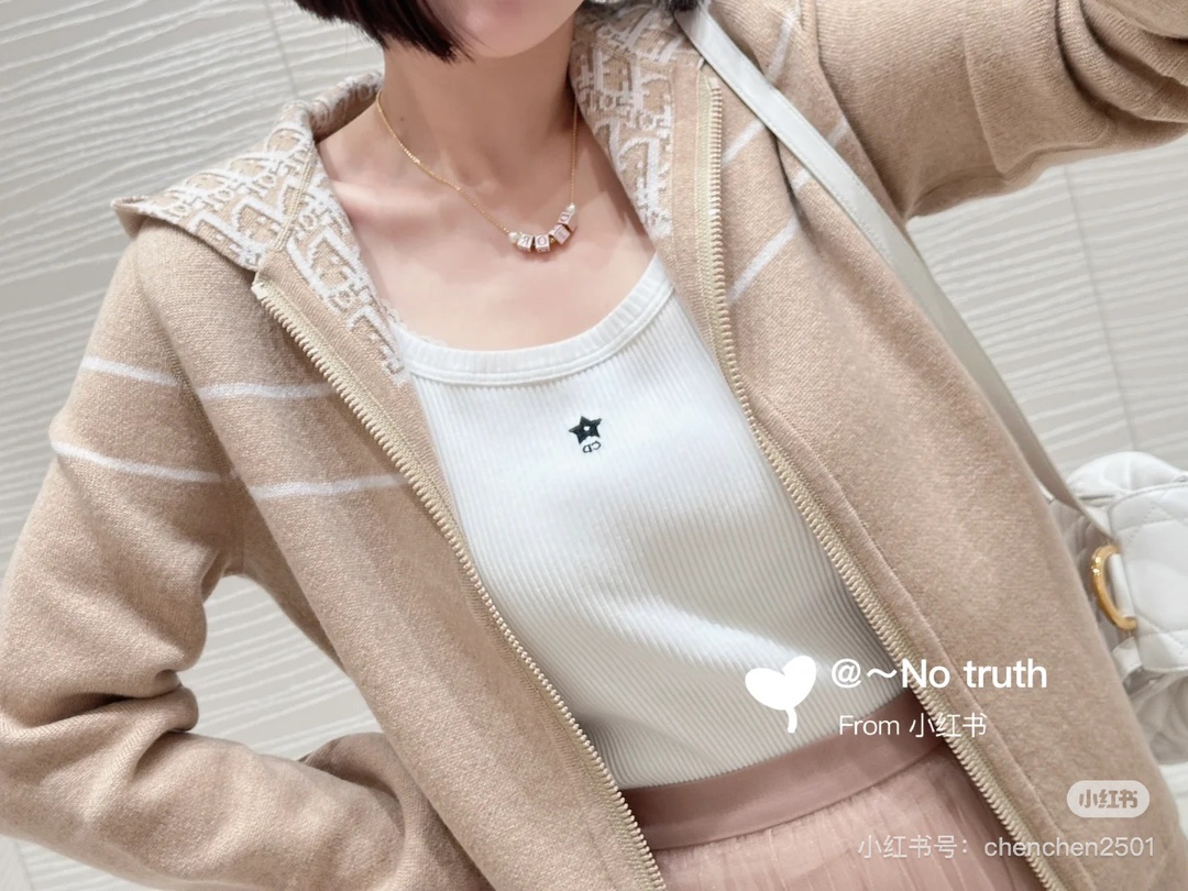 NO:331201,Batch (coat) Batch (pants) Dio*25 spring and summer new style, old-fashioned letter hooded double-sided cashmere wool coat. Original development, high-end production!  The two-color jacquard texture is extremely delicate and soft!  Classic style, luxurious and elegant goddess deserves to have. The 3D three-dimensional tailoring is perfect for the upper body and makes you look slim!  Clean and neatly create a sense of grandeur and elegant high-end!  Perfect workmanship quality depends on details. Spot SML. Highly recommended one set, dior, jackets & coats, hats, alexander wang19860909批（外套） 批（裤子）Dio*25春夏新款 老花字母连帽双面羊绒 羊毛呢外套.原版开发 高版出品！双色提花质感超级无敌细腻软糯！经典款 奢华优雅气质女神值得拥有.3D立体剪裁完美版型上身巨显瘦！干净利落打造大气优雅的高级感！完美做工品质看细节.现货SML.强力推荐一套入,,dior,jackets & coats,hats,alexander wang,Women's clothing