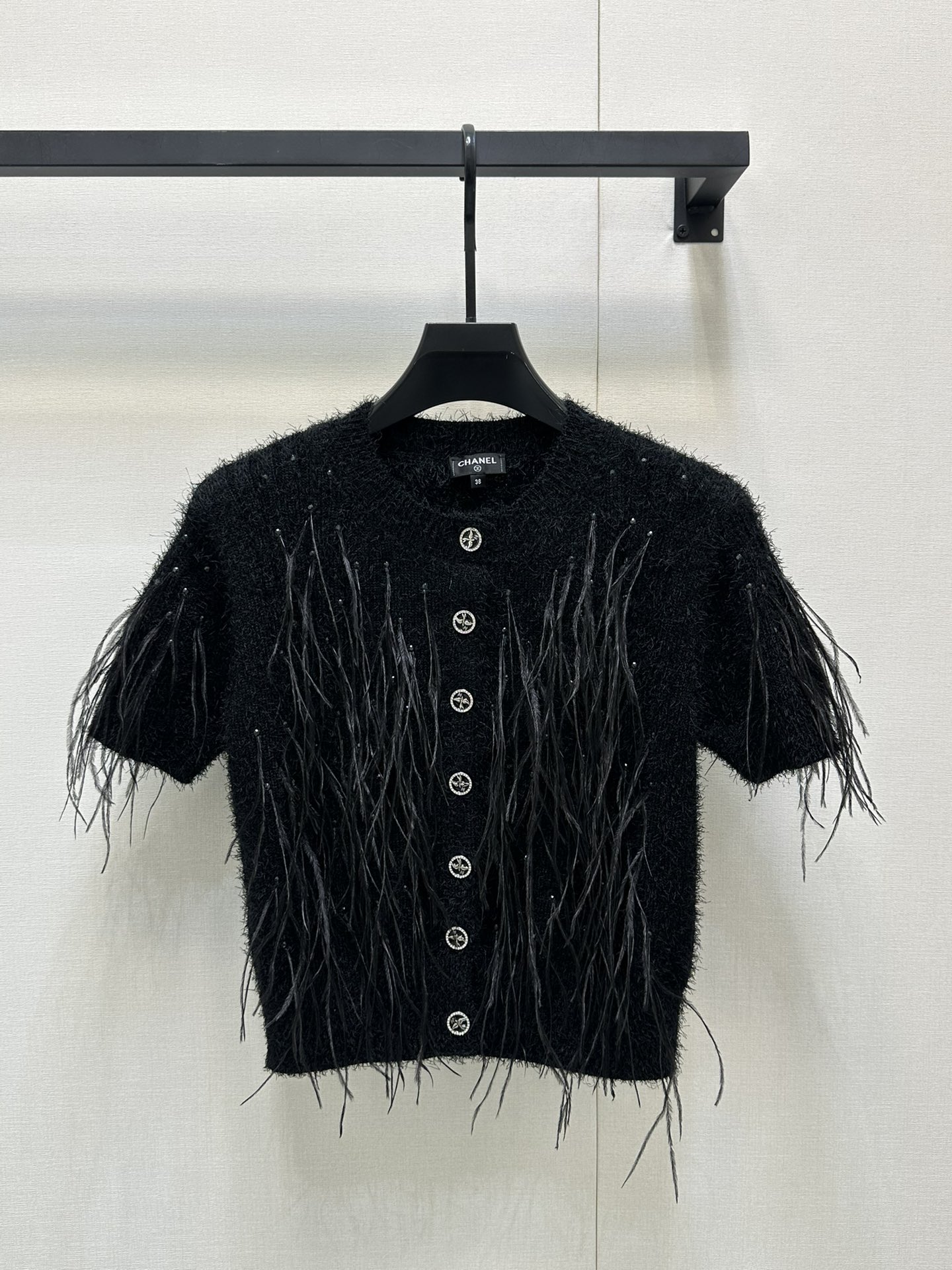 NO:331639,Chane*2025 new product hot diamond feather knitted short jacket Customized YB cashmere yarn woven comfortable and soft, full of elasticity Round neck knitted vest skirt cutting Use advanced needlework technology for ready-made garments irregularly distributed rhinestone decoration, and layered feather design is added, delicate and rich, and more fairy-like, adding styling to simple outfits Slim fit style Inclusive body, simple decoration can easily show the playful girl style All seasons wear items 2 colors 36 38 40,,chanel, skirts, jackets & coats,alexander wang19860909批Chane*2025新品烫钻羽毛针织短款外套 定制YB羊绒纱线织造 舒适软糯 弹力十足 圆领针织背心裙裁剪 成衣选用高级走针工艺 正反面裙摆不规则分布水钻装饰 同时增加层层叠叠的羽毛设计 细腻丰富更显仙气飘飘 为简易穿搭增添造型 修身版型 包容身材 简单装饰 就能轻松彰显俏皮女生风格 四季通穿单品 2色 36 38 40,,chanel,skirts,jackets & coats,alexander wang,Women's clothing