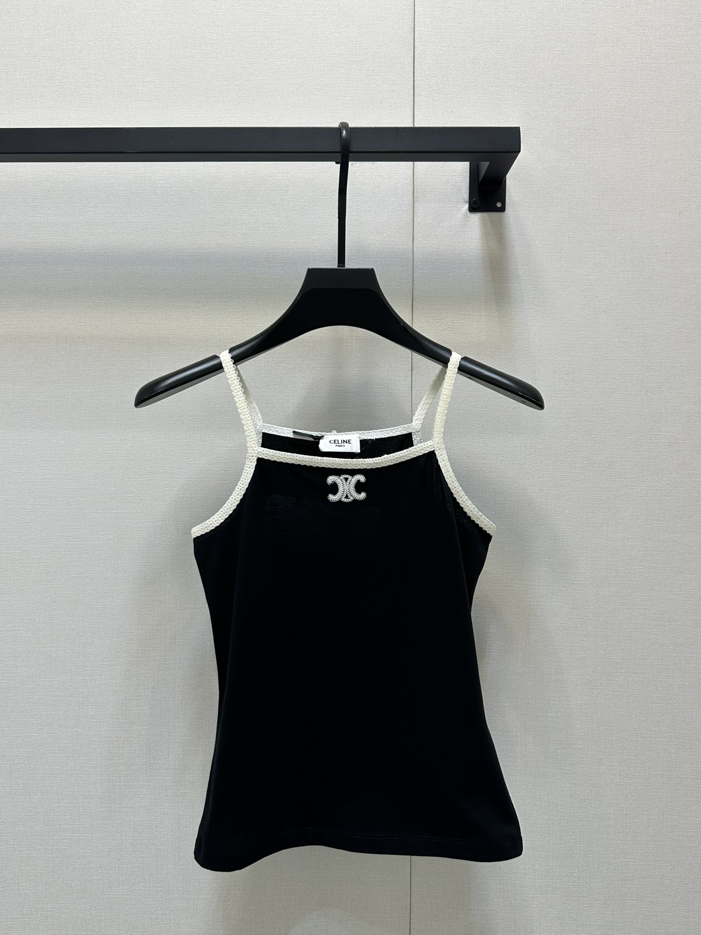 NO:329485,Celin*25Ss Spring and Summer New Bead Chip Vest | Shoulder Strap Clip Collar Ring All the bead Chip is positioned and embroidered, the light process details make people shine, and the natural light is shining, and it will not be exaggerated and grand, because it requires manual operation. Occasionally, the beads are crooked and oblique, which is normal. If you look at it carefully, it will be like this, so look at it rationally. The fabric is thin and cotton-like, and you love it in summer, it is very hot and you don’t have to worry about being stuffy, and it is very breathable. SML, women’s clothing price, celine, alexander wang19860909Celin*25Ss春夏新款珠片吊带背心|肩带夹圈领圈一圈都是珠片定位刺绣,光工艺细节都让人眼前一亮,自然光线下泛着光,不会浮夸隆重,因为需要手工配合操作,偶尔有珠片歪了斜了属正常现象,仔细看原样y也会这样,所以理性看待哈,面料轻薄棉感,夏天钟爱、很热也不怕闷,透气性很好2瑟 SML,女装价格,celine,alexander wang,Women's clothing