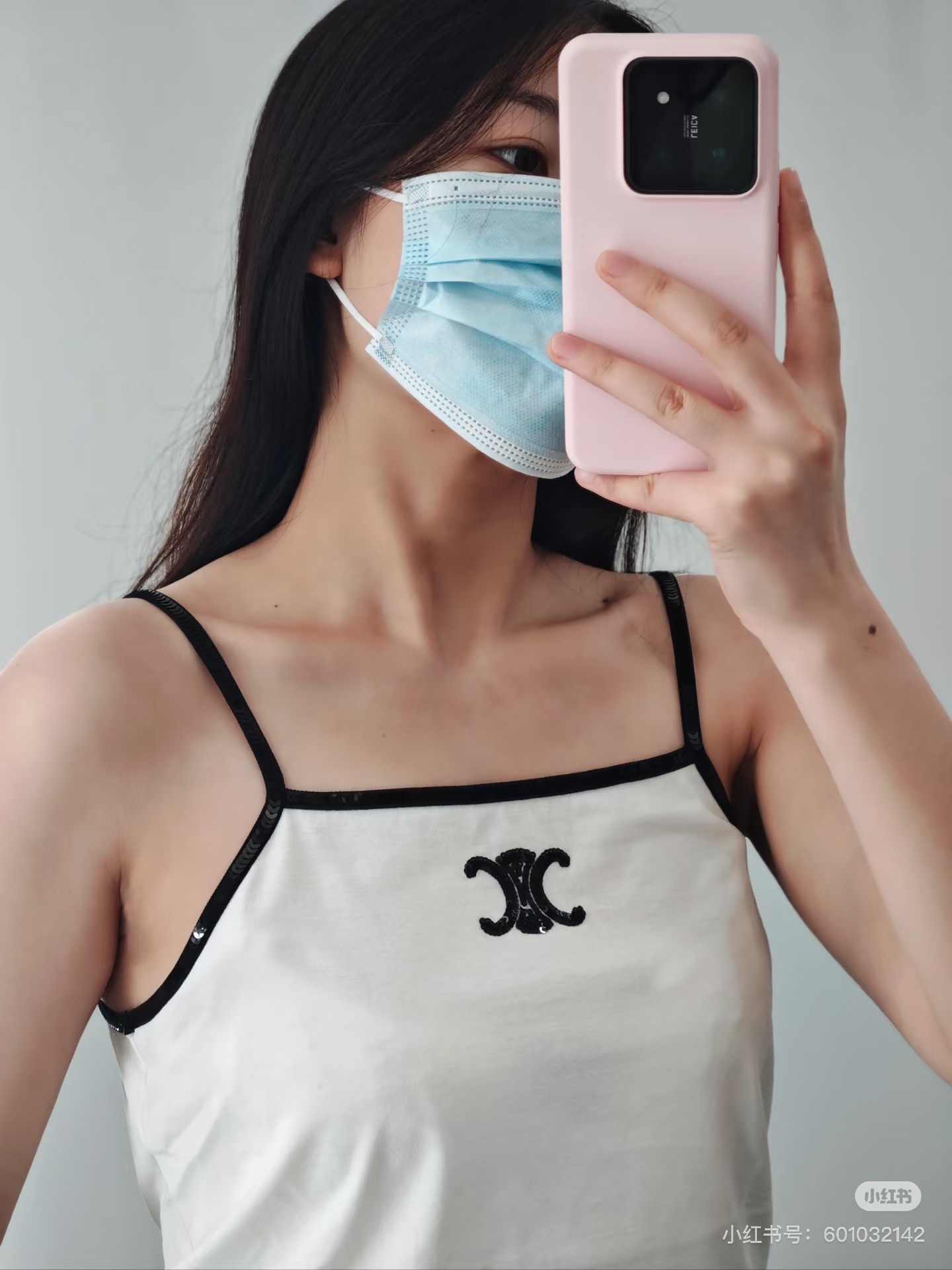 NO:330397,Celin*25Ss Spring and Summer New Bead Chip Vest | Shoulder Strap Clip Collar Ring All the beads are positioned and embroidered, the light process details make people shine, and the natural light is shining, and it will not be exaggerated and grand, because it requires manual operation. Occasionally, the beads are crooked and oblique, which is normal. If you look at it carefully, it will be like this, so look at it rationally. The fabric is thin and cotton-like, and you love it in summer, it is very hot and you don’t have to worry about being stuffy, and it is very breathable. SML, celine, alexander wang19860909Celin*25Ss春夏新款珠片吊带背心|肩带夹圈领圈一圈都是珠片定位刺绣,光工艺细节都让人眼前一亮,自然光线下泛着光,不会浮夸隆重,因为需要手工配合操作,偶尔有珠片歪了斜了属正常现象,仔细看原样y也会这样,所以理性看待哈,面料轻薄棉感,夏天钟爱、很热也不怕闷,透气性很好2瑟 SML,,celine,alexander wang,Women's clothing